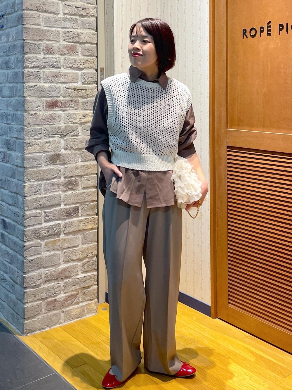 「シャツコーデ、綿ボイルシャツ、ブラウンシャツ、ニットベスト、ラメニットベスト、ワイドパンツ、フラットシューズ、フリルバッグ、チェーンショルダーバッグ、きれいめカジュアル、きれいめカジュアルコーデ、休日コーデ、休日スタイル、春コーデ、お出かけコーデ」｜「ROPE' PICNICの透かし編みラメニットベスト（ベスト、ホワイト系）」を使った、Yuriさん（レディース・159cm）の冬コーディネートの1枚目の写真