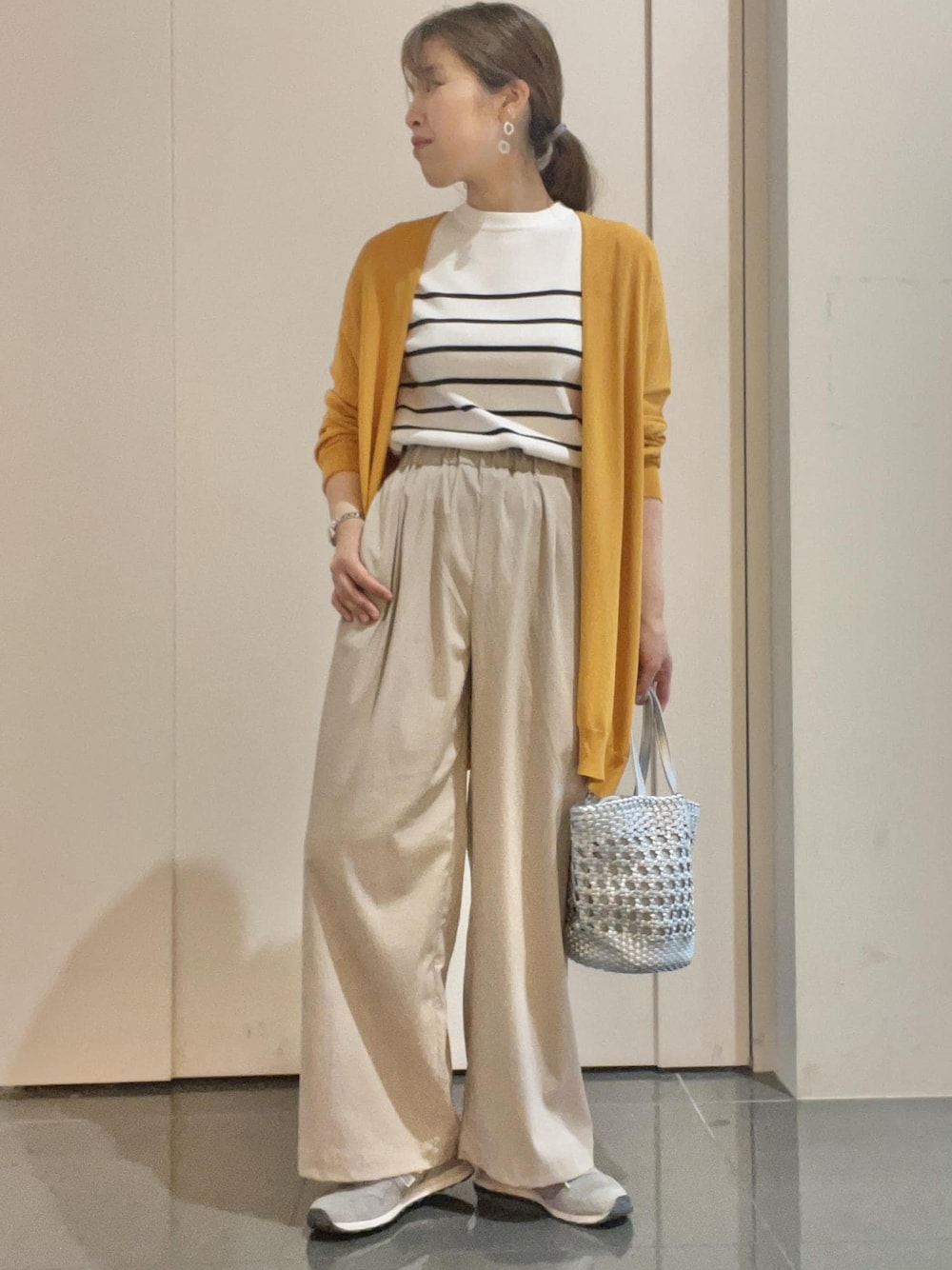「レイヤードスタイル、シンプルコーデ、休日スタイル、夏コーデ、お出掛け、お出掛けコーデ、お買い物、お買い物コーデ、BBQ、BBQコーデ、カーディガン、オレンジ、スニーカー、ニューバランス、new balance」｜「ROPE' PICNICの【WEB限定カラー:クリーム】Beauty knit/ハーフスリーブニットプルオーバー（ニット/セーター、ホワイト系）」を使った、Yuriさん（レディース・159cm）の春コーディネートの1枚目の写真
