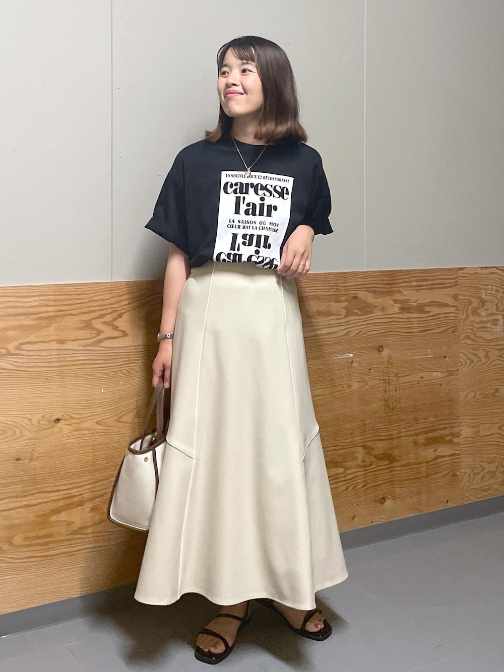 「Tシャツ、ロゴ、半袖、クルーネック、グラフィック、英字、ロング、フレア、フレアスカート、フラット、ローヒール、ペタンコ、夏コーデ、初秋コーデ、デートコーデ」｜「ROPE' PICNICのキャンバスコンビミドルトート＆ショルダーバッグ（トートバッグ、ホワイト系）」を使った、Yuriさん（レディース・159cm）の夏コーディネートの1枚目の写真
