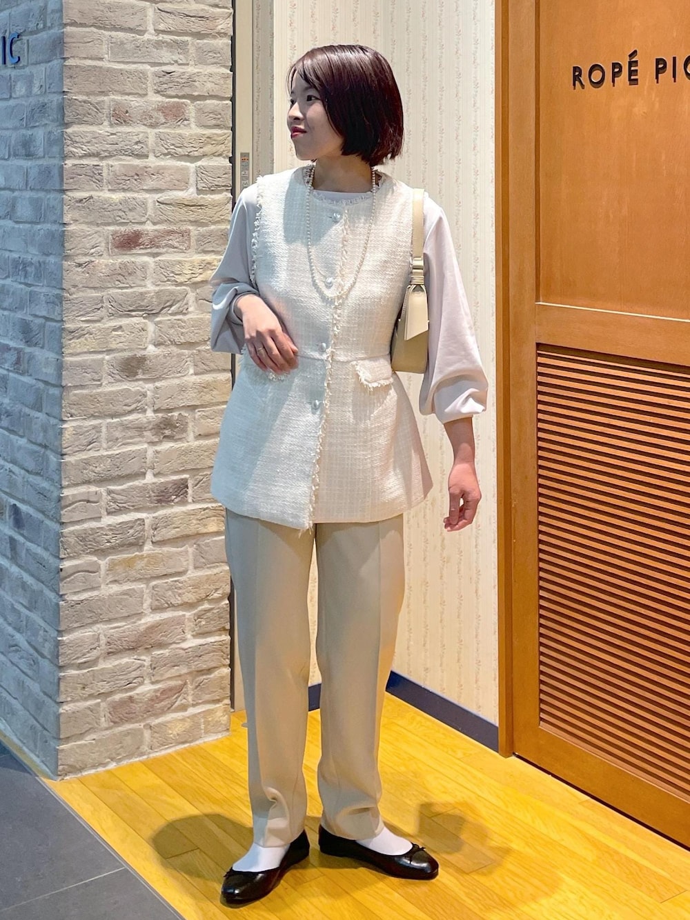 「初春コーデ、春コーデ、セレモニーコーデ、入学式コーデ、入園式コーデ、レイヤード、パンツスタイル、体型カバー、カジュアルコーデ、シンプルコーデ、きれいめコーデ、ベーシック、ROPÉ PICNIC、ナチュラル、イエベ春」｜「ROPE' PICNICのタックインしやすいカットジョーゼットトップス（Tシャツ/カットソー、グレー系）」を使った、Yuriさん（レディース・159cm）の春コーディネートの1枚目の写真