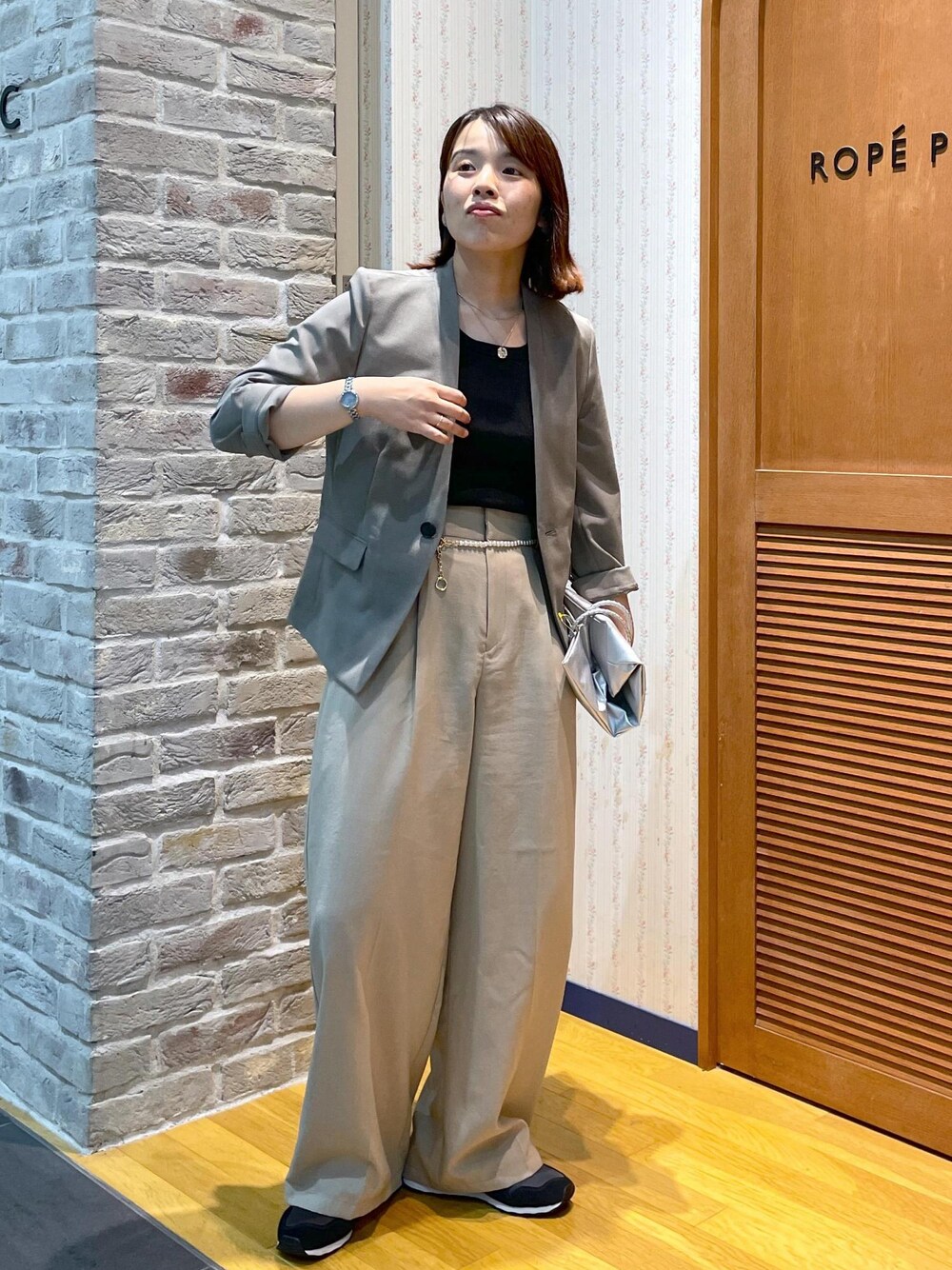 「大人カジュアル、きれいめカジュアル、夏コーデ、初夏コーデ、お出かけ、お出かけコーデ、ジャケット、ジャケットコーデ、麻調ジャケット、ニット、ニットタンク、メタルヤーンニット、メタルヤーン、タンクトップ、ワイドパンツ」｜「ROPE' PICNICのメタルライクヤーンニットインナー（タンクトップ、ブラック系）」を使った、Yuriさん（レディース・159cm）の春コーディネートの1枚目の写真