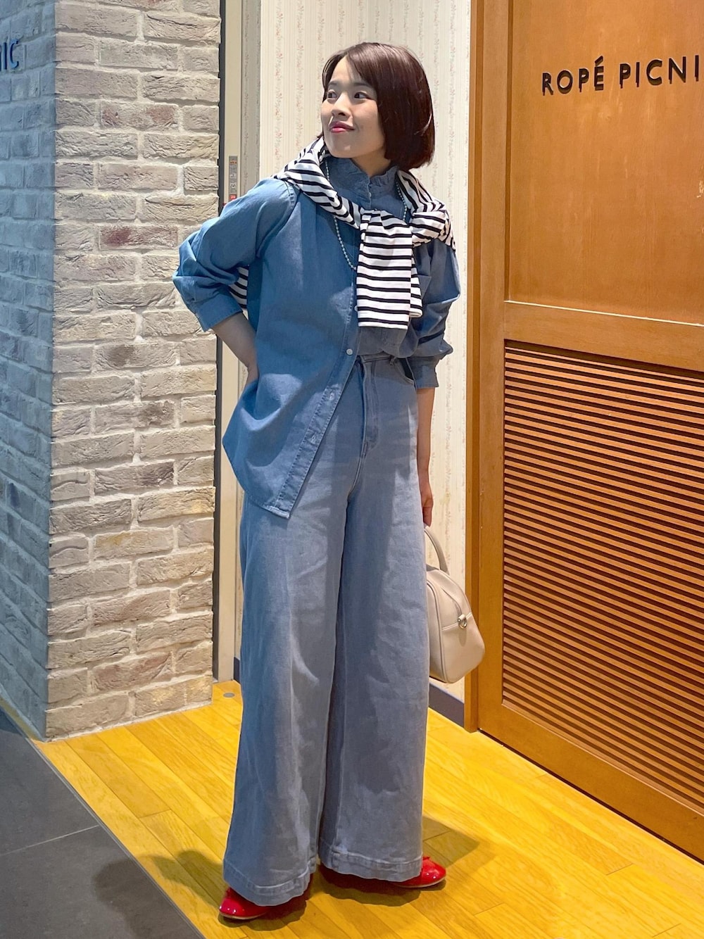 「シャツコーデ、デニムシャツコーデ、デニムシャツ、フリルカラーシャツ、フリルカラー、デニムコーデ、ワイドデニム、フラットシューズ、ハンドバッグ、パール、パールネックレス、きれいめカジュアル、きれいめカジュアルコーデ、休日コーデ、休日スタイル」｜「ROPE' PICNICの刺繍入りボーダーカットトップス（Tシャツ/カットソー、ブルー系）」を使った、Yuriさん（レディース・159cm）の冬コーディネートの1枚目の写真