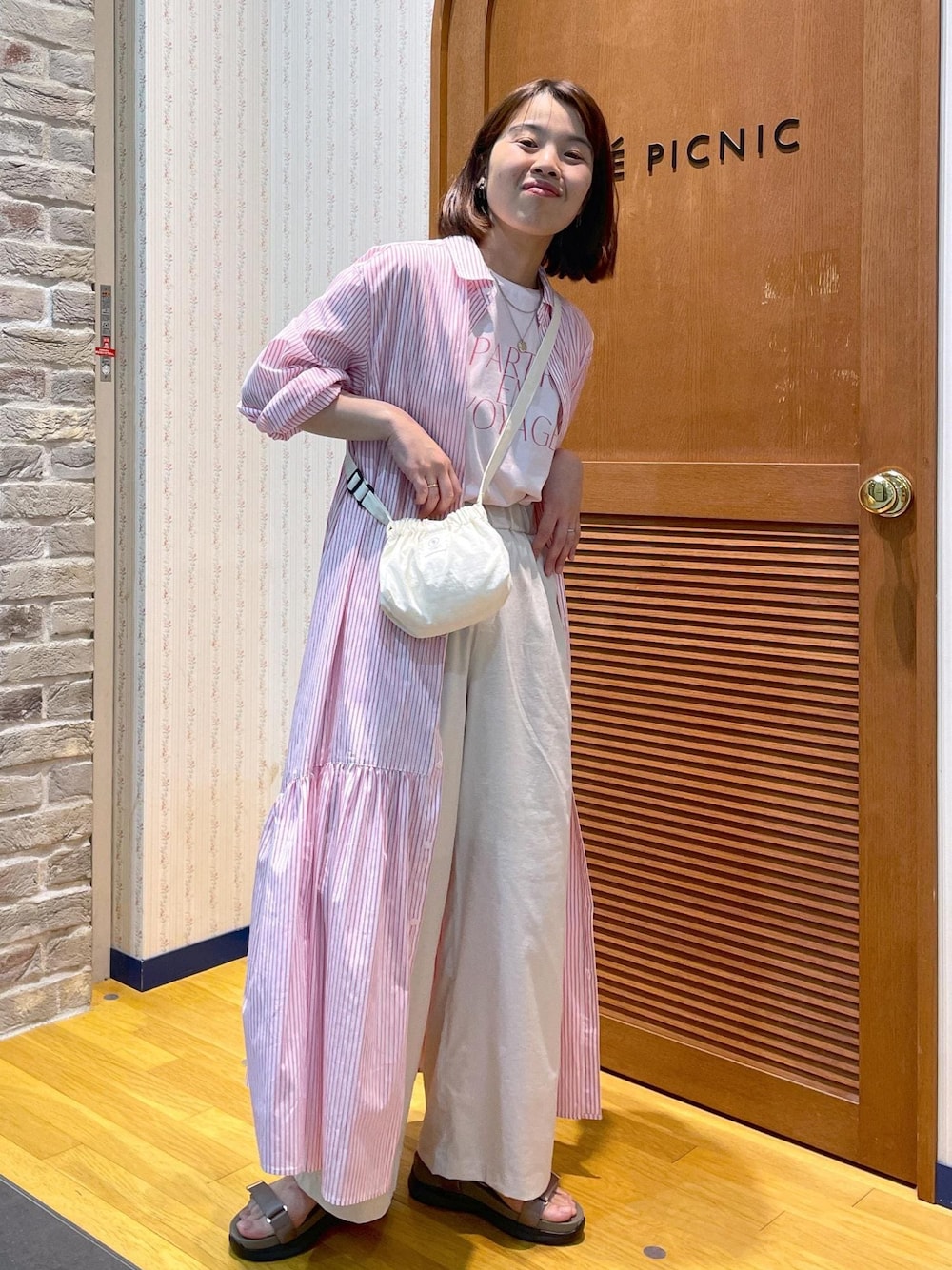 「大人カジュアル、ラフコーデ、お出かけ、お出かけコーデ、休日スタイル、春コーデ、初夏コーデ、春カラー、ワンピース、ワンピースコーデ、シャツワンピース、ストライプシャツ、ストライプ、ロゴTシャツ、ワイドパンツ」｜「ROPE' PICNICのワニカンベルクロスニーカーサンダル（サンダル、ベージュ系）」を使った、Yuriさん（レディース・159cm）の春コーディネートの1枚目の写真