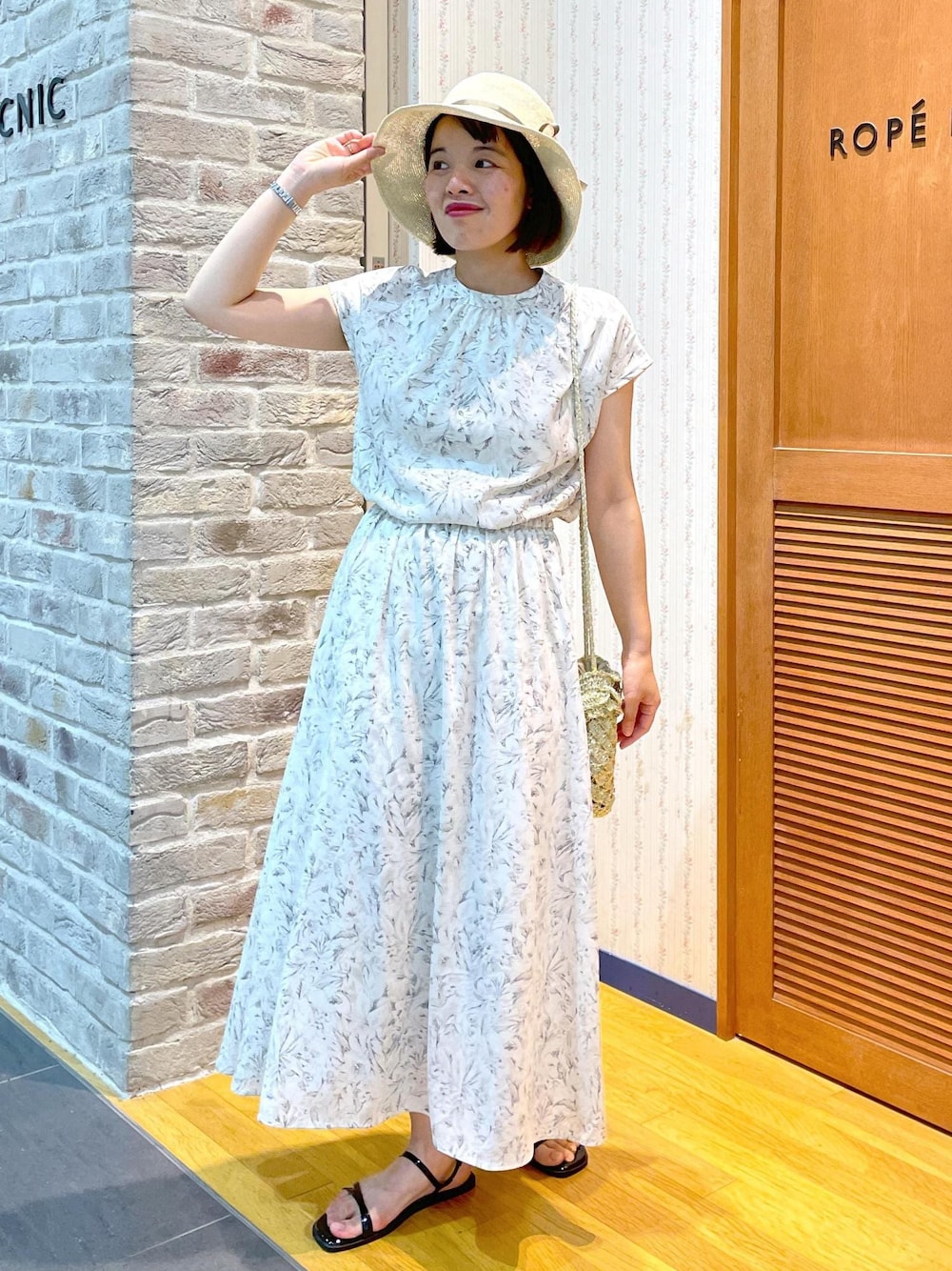 「花柄ワンピース、ワンピースコーデ、休日スタイル、休日コーデ、ホワイト、ロング、花柄、総柄、ウエストマーク、ストラップ、ストラップサンダル、フラット、夏コーデ、デートコーデ、お出かけコーデ」｜「ROPE' PICNICの細編みつば広サイドリボンハット（ハット、ベージュ系）」を使った、Yuriさん（レディース・159cm）の夏コーディネートの1枚目の写真