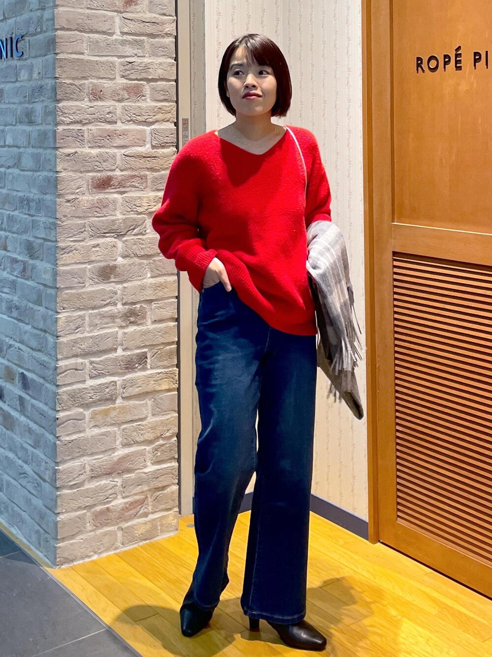 「ニットコーデ、カラーニットコーデ、カラーニット、赤ニット、赤ニットコーデ、もちふわニット、Vネックニット、デニムコーデ、フレアデニム、アンクルブーティ、ワンショルバッグ、シャーリングバッグ、メタリックバッグ、メタリック、ストールコーデ」｜「ROPE' PICNICの【WEB限定カラー:ライトグレー】洗濯機OK/もちふわVネックニットプルオーバー（ニット/セーター、レッド系）」を使った、Yuriさん（レディース・159cm）の冬コーディネートの1枚目の写真