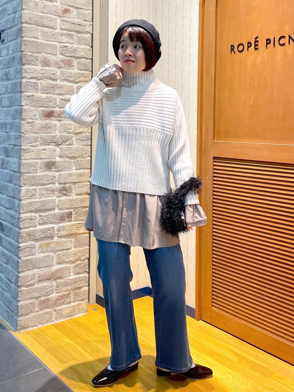 「ニットコーデ、リブ切替ニット、リブニット、ハイネックニット、白ニット、フリルブラウス、フリル、ブラウスコーデ、デニムコーデ、フレアデニム、ミュール、ハンドバッグ、ファーバッグ、ファー、ベレー帽」｜「ROPE' PICNICの2WAY/フリルブラウス（シャツ/ブラウス、ブラウン系）」を使った、Yuriさん（レディース・159cm）の秋コーディネートの1枚目の写真