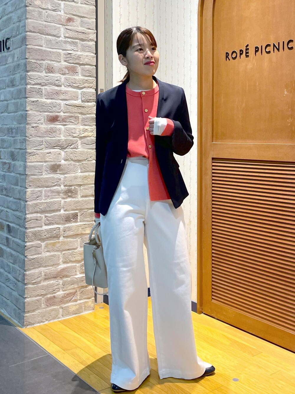 「きれいめカジュアル、大人カジュアル、通勤、通勤コーデ、お出かけ、お出かけコーデ、春コーデ、24ssデニム、ジャケットスタイル、ノーカラージャケット、ノーカラー、カラーニット、カーディガン、春カラー、シアーカットソー」｜「ROPE' PICNICの【一部店舗限定34-42サイズ】360°ウルトラストレッチ/ノーラペルジャケット（テーラードジャケット、ブルー系）」を使った、Yuriさん（レディース・159cm）の冬コーディネートの1枚目の写真