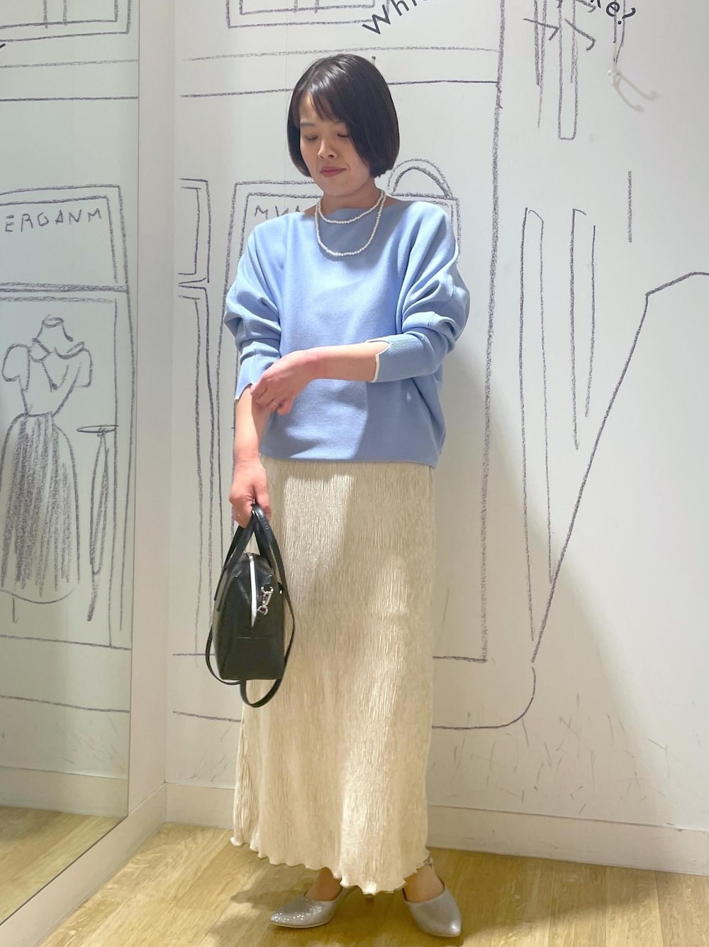 「ニットコーデ、春カラーニット、ドルマンニット、ブルーニット、ベロアスカート、アイラインスカート、ロングスカート、ミュール、グリッターミュール、グリッターカラー、ハンドバッグ、パールネックレス、きれいめカジュアル、きれいめカジュアルコーデ、春コーデ」｜「ROPE' PICNICのグリッター&グロススムースミュール（パンプス、シルバー系）」を使った、Yuriさん（レディース・159cm）の冬コーディネートの1枚目の写真