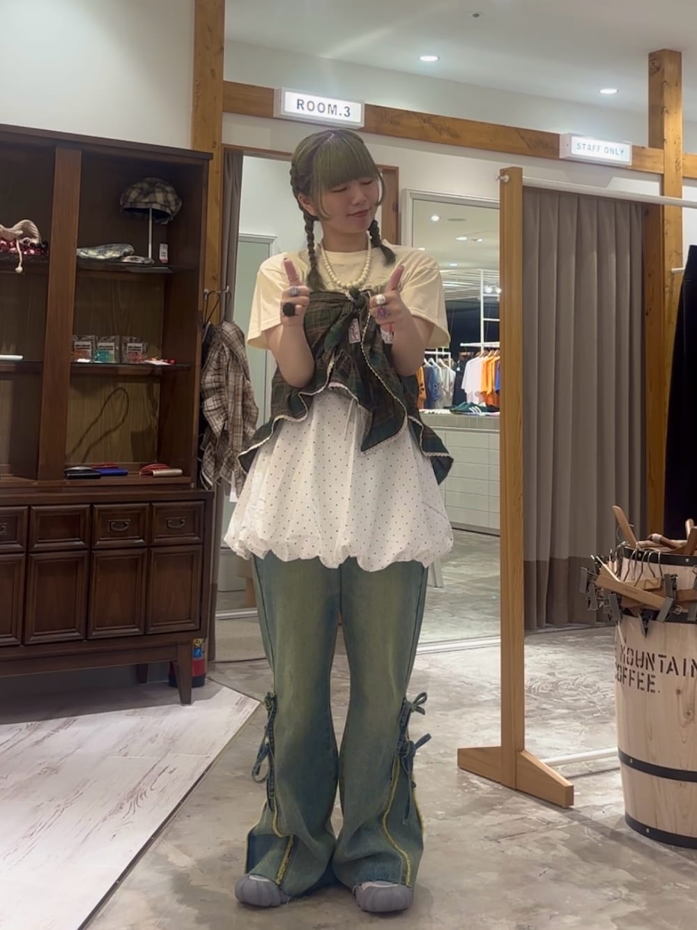 「推し活、推し活コーデ、ライブ、ライブコーデ、ライブTシャツ、ライブスタイル、デニムパンツ、デニムパンツスタイル、デニムパンツコーデ、Tシャツ、Tシャツ×デニム、カジュアルスタイル、グリーンコーデ、緑」｜「CIAOPANICのマルチWAYチェックフリルビッグスカーフ（バンダナ/スカーフ、グリーン系）」を使った、こめちゃんさん（レディース・160cm）の夏コーディネートの1枚目の写真