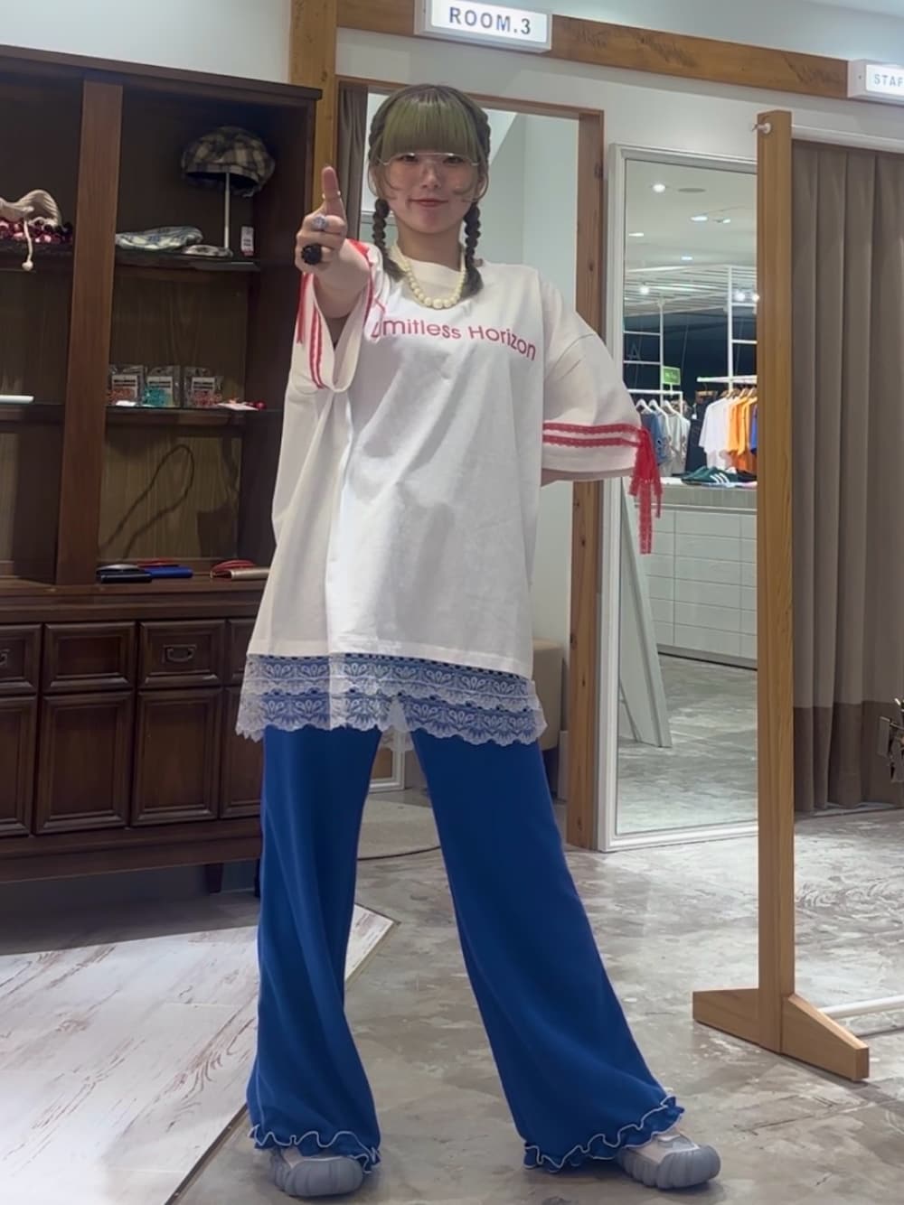 「ロゴT、Tシャツ、Tシャツ×デニム、Tシャツコーデ、フレアパンツ、フレアパンツコーデ、カラー、カラーパンツ、カラーコーデ、カラー×コーデ」｜「CIAOPANICの【neutral】リボンスリーブレースレイヤードTシャツワンピ（Tシャツ/カットソー、ホワイト系）」を使った、こめちゃんさん（レディース・160cm）の夏コーディネートの1枚目の写真