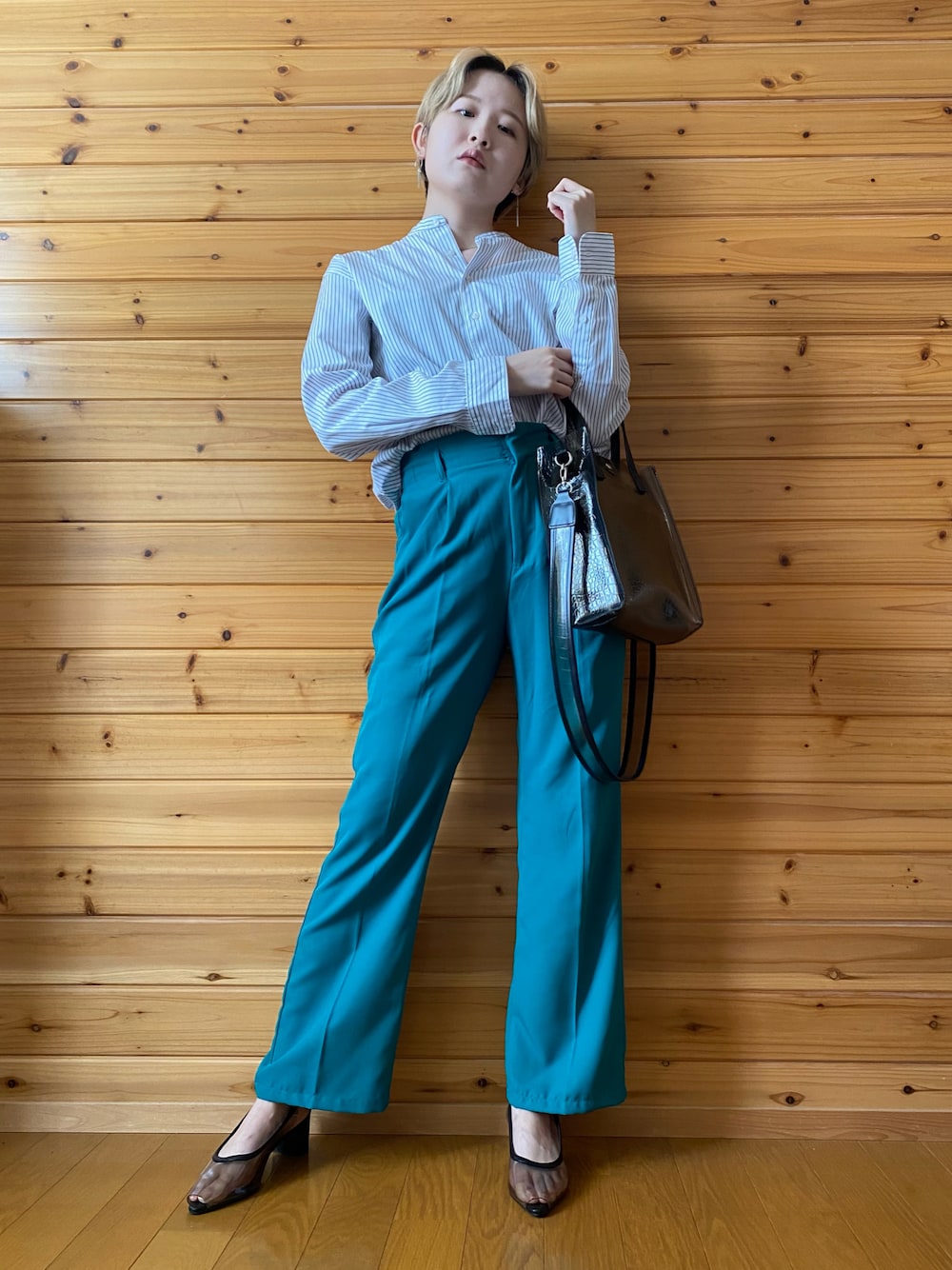 「グリーン、ストライプシャツ、センタープレスパンツ、仕事コーデ」｜「UNIQLOのアイテム（シャツ/ブラウス、グレー系）」を使った、りかさん（レディース・157cm）の秋コーディネートの1枚目の写真