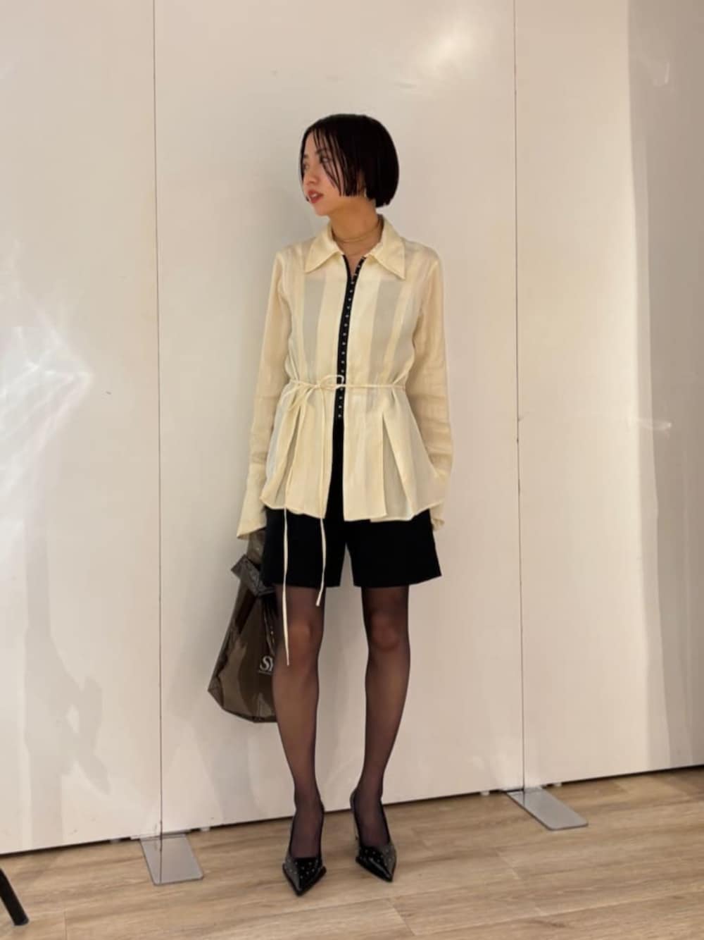 「Pumps styling、モード、トレンド、夏服、夏コーデ、トートバッグ、気温20度から24度」｜「SY UNITED ARROWSの＜SY＞デコヒールバックベルト パンプス75●↑（パンプス、ブラック系）」を使った、森田　オデット エ オディール スタッフさん（レディース・154cm）の夏コーディネートの1枚目の写真
