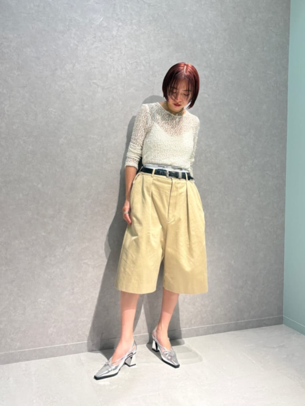 「Pumps styling、トレンド、春服、春コーデ」｜「SY UNITED ARROWSの＜SY＞リボンサイド オープントゥパンプス60●↑（パンプス、シルバー系）」を使った、森田　オデット エ オディール スタッフさん（レディース・154cm）の春コーディネートの1枚目の写真