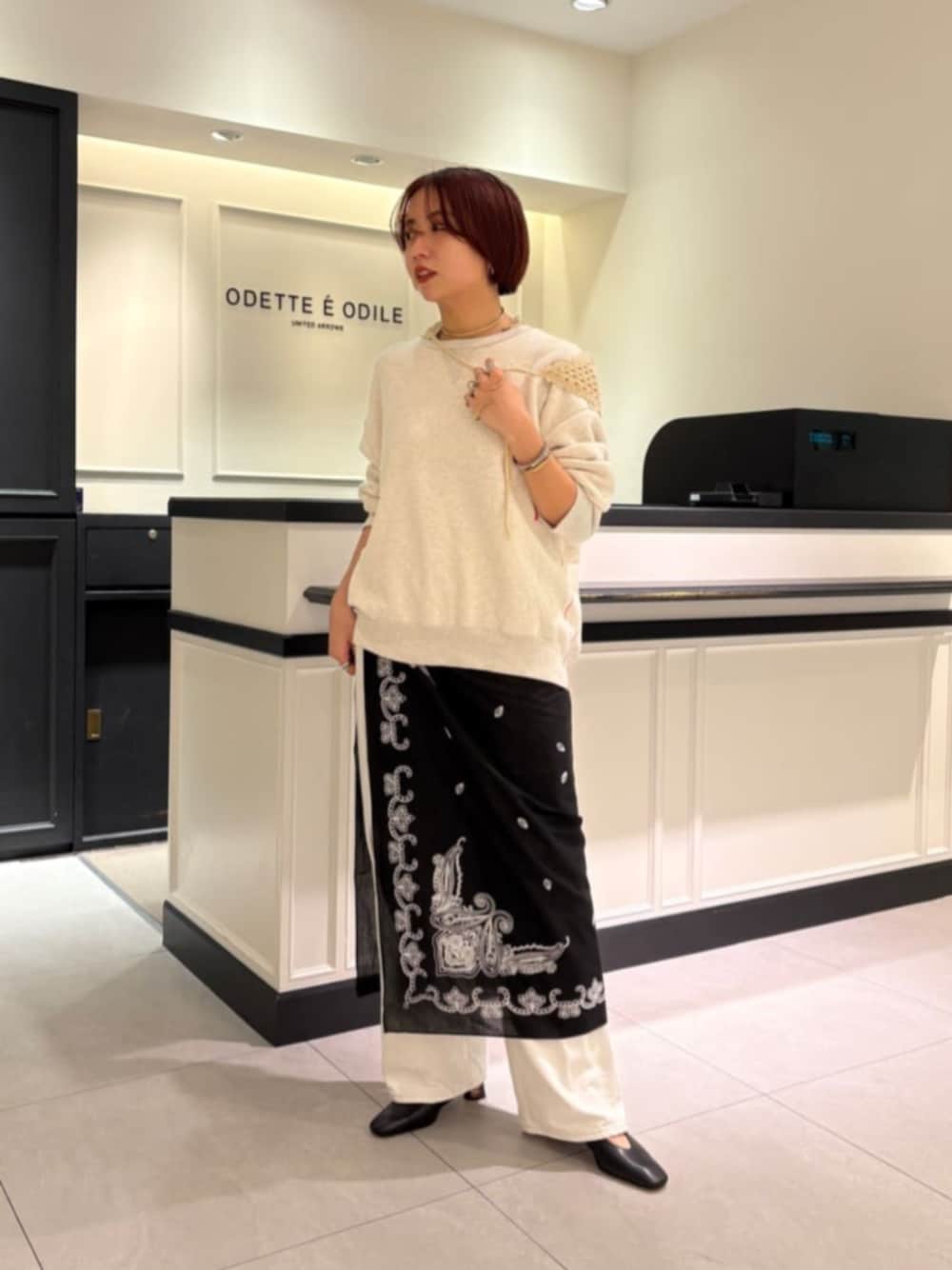 森田　オデット エ オディール スタッフさんの「＜THROW＞EVERLY EMB（THROW）」を使ったコーディネートの1枚目の写真