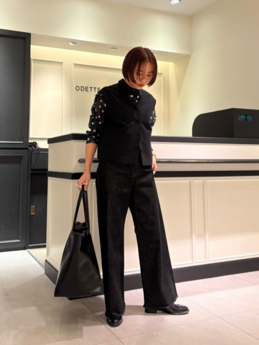 「ベーシック/トラッド、Flat shoes styling、Pants style、ベスト、デニム、シャツスタイル、春服、united arrows、Odette e Odile、春コーデ、通勤コーデ」｜「ODETTE E ODILEのメダリオン フラット25↓↑（ドレスシューズ、その他）」を使った、森田　オデット エ オディール スタッフさん（レディース・154cm）の春コーディネートの1枚目の写真