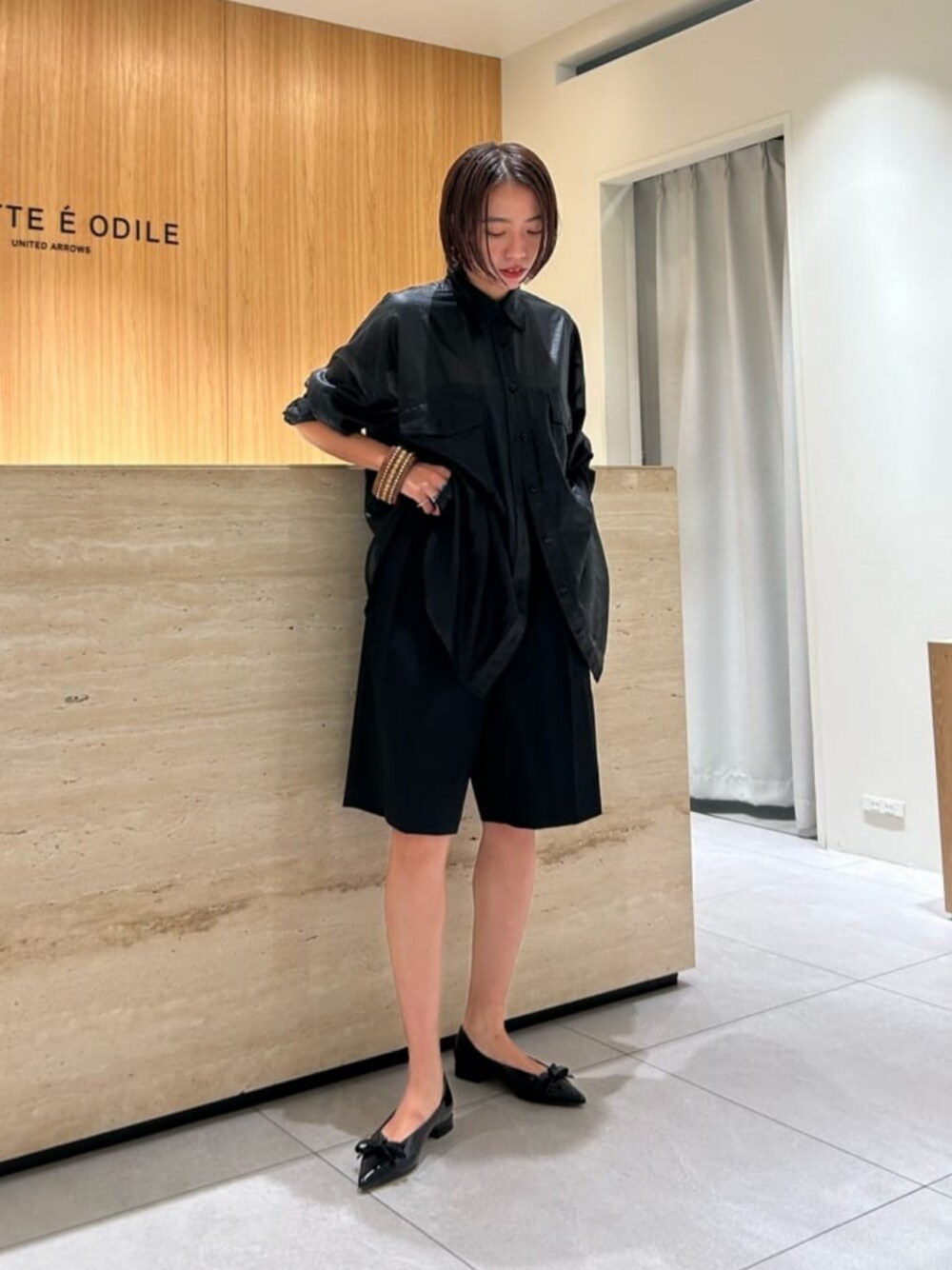 「Flat shoes styling、フェミニン、ポインテッドトゥ、秋服、秋コーデ、ODETTE E ODILE」｜「ODETTE E ODILEのリボンタイ フラット20↓↑（パンプス、ブラック系）」を使った、森田　オデット エ オディール スタッフさん（レディース・154cm）の夏コーディネートの1枚目の写真