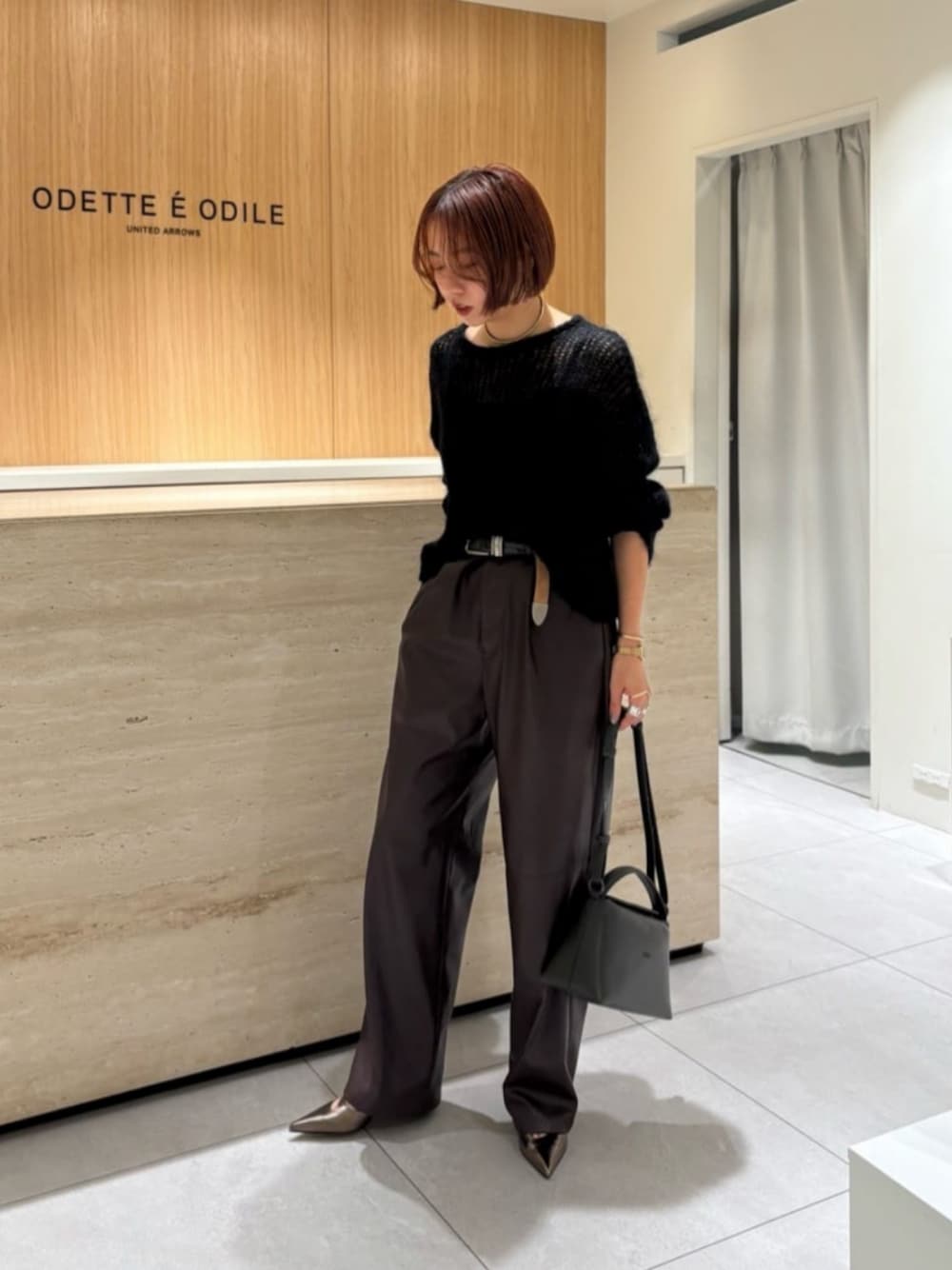 「Pumps styling、モード、ビジネス、UAHOLIDAYS、ODETTE E ODILE」｜「ODETTE E ODILEのアシンメトリーベルト パンプス45↑（パンプス、ゴールド系）」を使った、森田　オデット エ オディール スタッフさん（レディース・154cm）の冬コーディネートの1枚目の写真