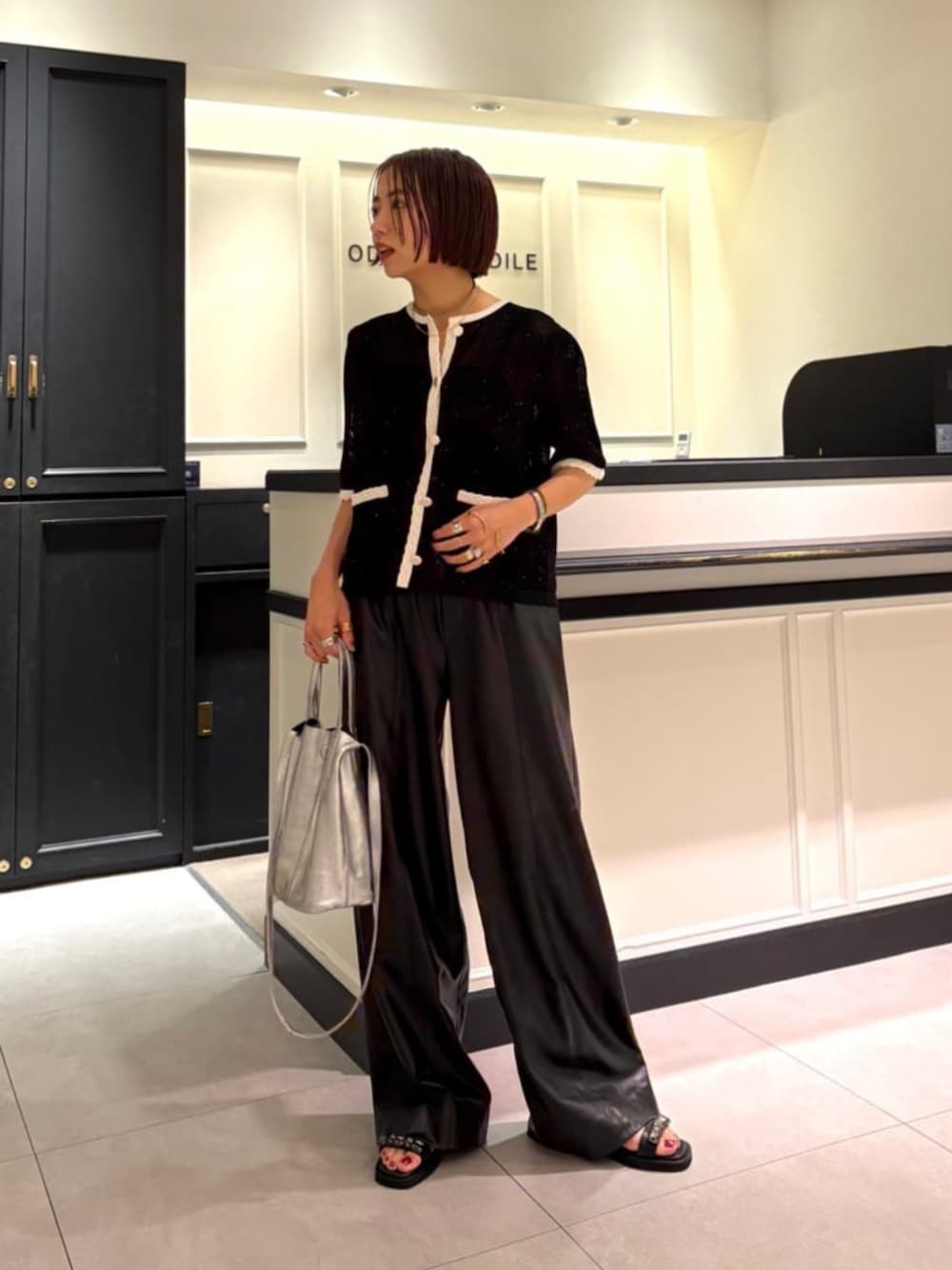 「Sandals styling、カーディガン、リラックススタイル、サンダル、夏服、united arrows、Odette e Odile、夏コーデ、トートバッグ、気温30度以上、気温25度から29度、カジュアル」｜「ODETTE E ODILEのインサイドセパレートビジュー サンダル20↑（サンダル、ブラック系）」を使った、森田　オデット エ オディール スタッフさん（レディース・154cm）の夏コーディネートの1枚目の写真