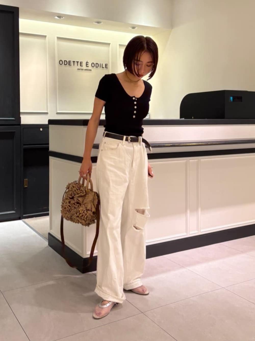 「Flat shoes styling、トレンド、夏服、旅コーデ、Odette e Odile、夏コーデ、気温20度から24度」｜「IBELIVの＜IBELIV＞CORAL FUSAFUSA（かごバッグ、ベージュ系）」を使った、森田　オデット エ オディール スタッフさん（レディース・154cm）の夏コーディネートの1枚目の写真