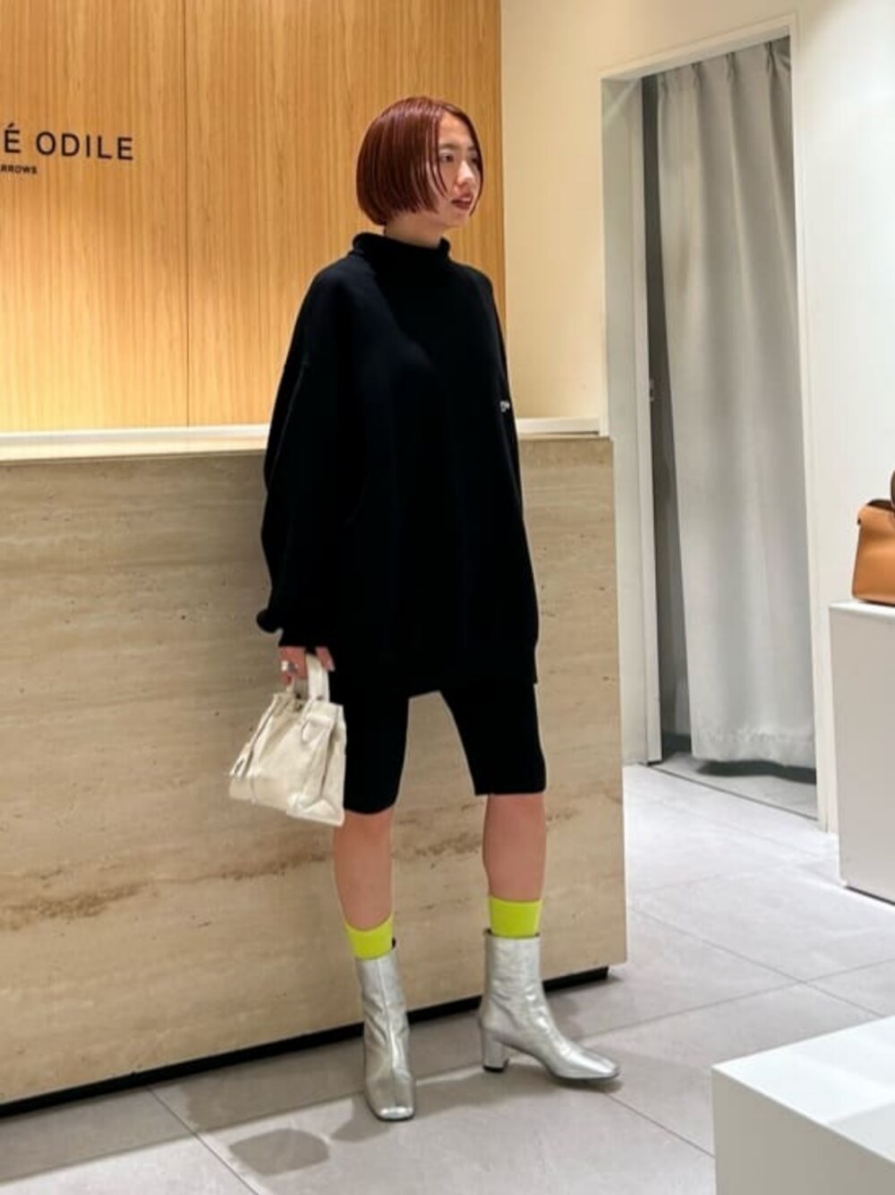 「Boots styling、モード、ブーツ、秋服、秋コーデ、冬服、冬コーデ、ODETTE E ODILE」｜「ODETTE E ODILEのスクエアセンターシーム ショートブーツ55↑（ブーツ、シルバー系）」を使った、森田　オデット エ オディール スタッフさん（レディース・154cm）の冬コーディネートの1枚目の写真