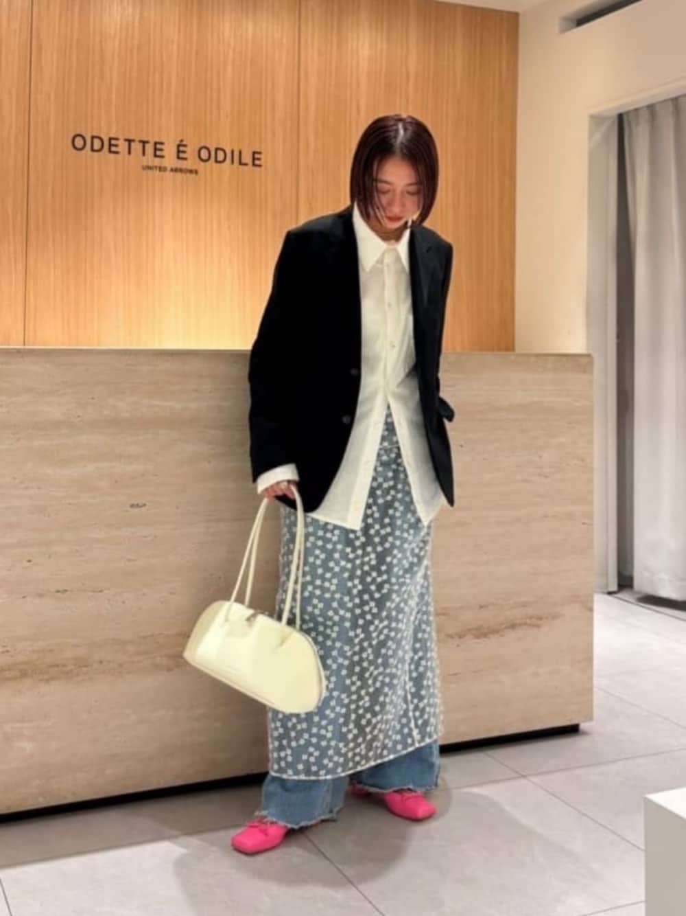 「トレンド、フェミニン、Pumps styling、ODETTE E ODILE、春服、春コーデ」｜「ADD CULUMNの＜ADD CULUMN＞FIGRE BOSTON VINTAGE（ショルダーバッグ、ホワイト系）」を使った、森田　オデット エ オディール スタッフさん（レディース・154cm）の春コーディネートの1枚目の写真
