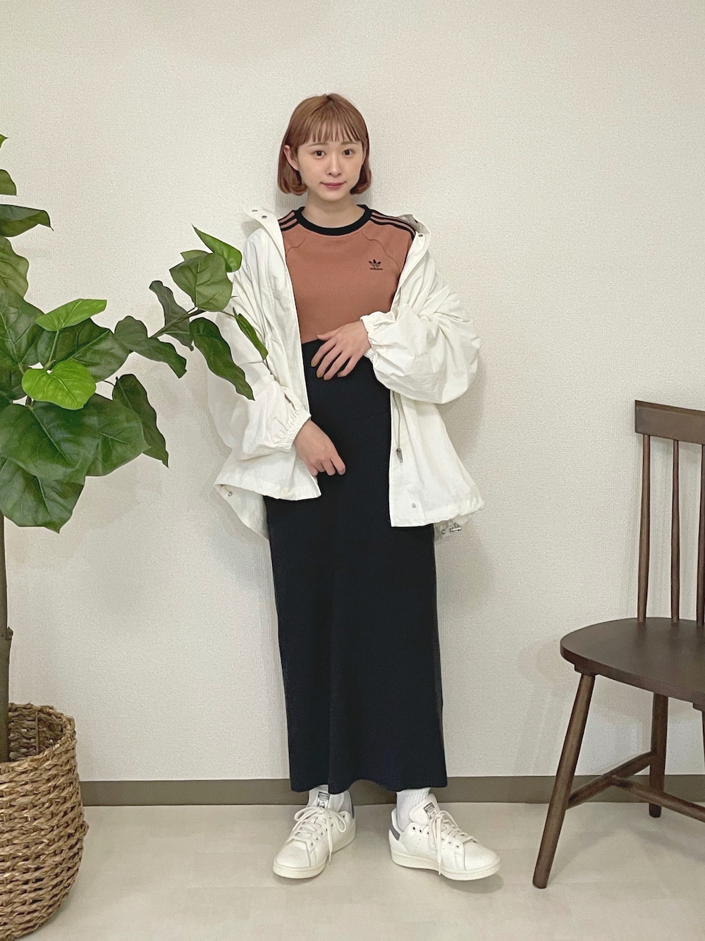 「休日コーデ、スポーツミックス、adidas originals、アディダスオリジナルス、PR、低身長コーデ、低身長女子」｜「adidasのスリーストライプス スリム半袖Tシャツ / アディダスオリジナルス adidas Originals（Tシャツ/カットソー、ブラウン系）」を使った、ちょこびさん（骨格ウェーブ・レディース・154cm）の春コーディネートの1枚目の写真