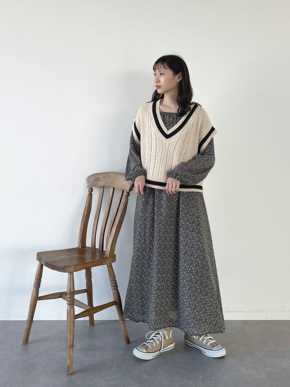 「ベスト、花柄、花柄ワンピース、コンバース、スニーカーコーデ、今日のコーデ、春服、春コーデ、はるコーデ、小花柄、春、ワンピース、ロングワンピース、ワンピース×スニーカー、ちょこび」｜「SLURRの花柄シャーリングワンピース（ワンピース、ブラック系）」を使った、ちょこびさん（レディース・154cm）の冬コーディネートの1枚目の写真