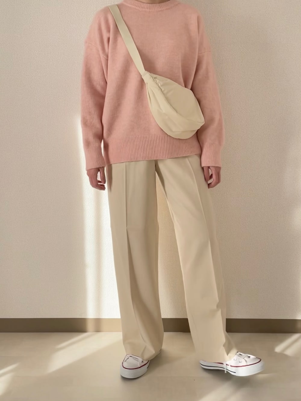 「春服、春コーデ、ワイドパンツ、UNIQLO、ユニクロコーデ、今日のコーデ、春色、ピンクコーデ、ピンクニット、コンバース、休日コーデ、おでかけコーデ、低身長コーデ」｜「Girly Dollのオーバーサイズシャギーニット（ニット/セーター、ピンク系）」を使った、ちょこびさん（骨格ウェーブ・レディース・154cm）の冬コーディネートの1枚目の写真