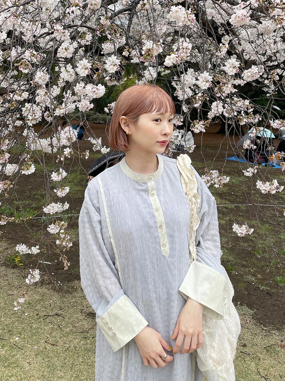 「春服コーデ、ワンピース、淡色女子、花見、お花見コーデ、お出かけコーデ、低身長、水色、ootd、ちょこび、妊婦コーデ、マタニティコーデ、マタニティ、妊娠7ヶ月、ボブ」｜「Babの【低身長向けサイズあり】シアーカフタンワンピース（ワンピース、グレー系）」を使った、ちょこびさん（骨格ウェーブ・レディース・154cm）の春コーディネートの1枚目の写真