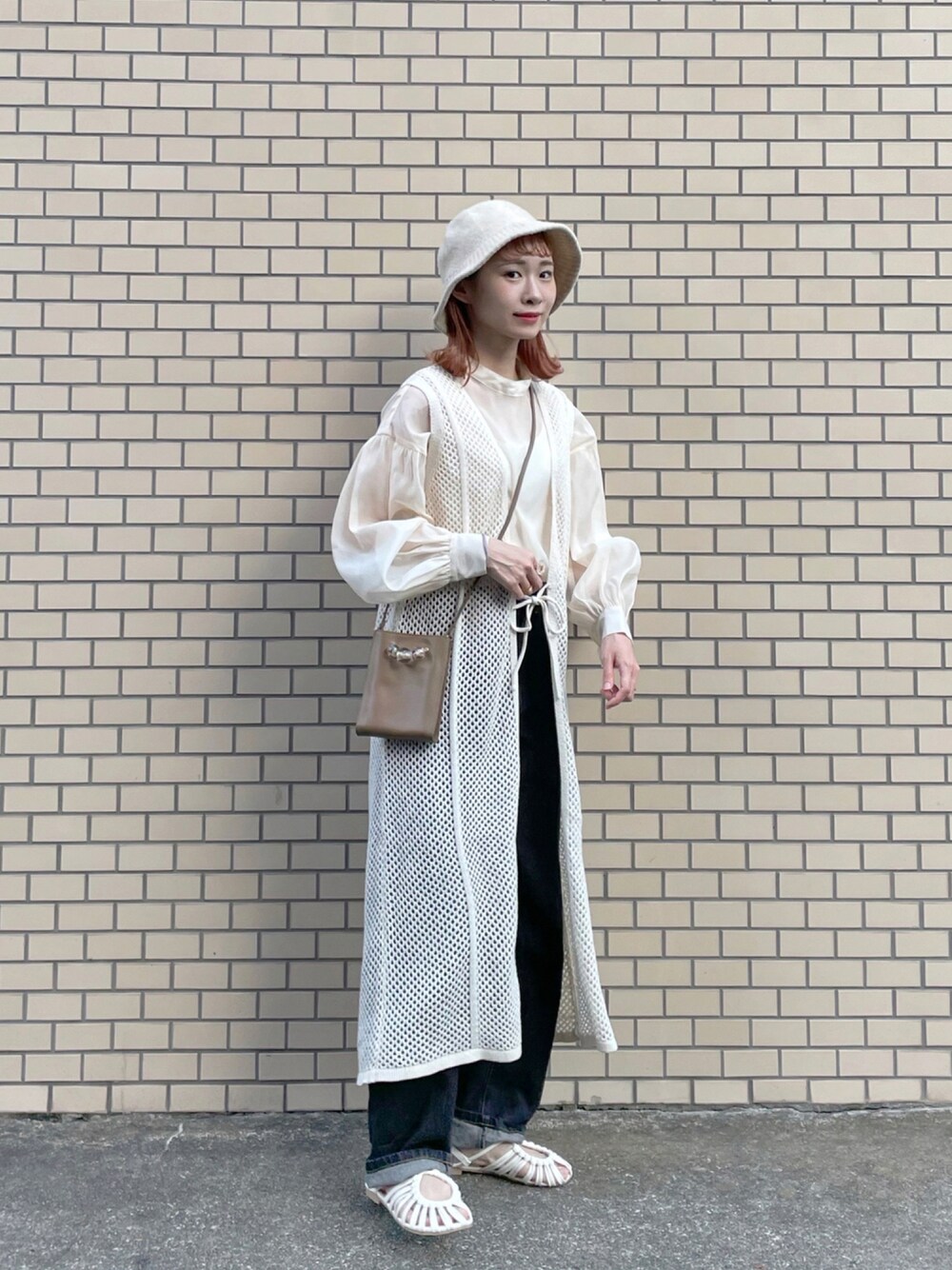 「ショルダーバッグ、秋のコーデ、ハット、GU、デニムパンツ、白コーデ、秋服、メッシュ、シアー、デニムコーデ、チューリップハット、GUコーデ、シアートップス、ベストワンピース、秋服準備はじめました」｜「GUのアイテム（シャツ/ブラウス、ベージュ系）」を使った、ちょこびさん（レディース・154cm）の秋コーディネートの1枚目の写真