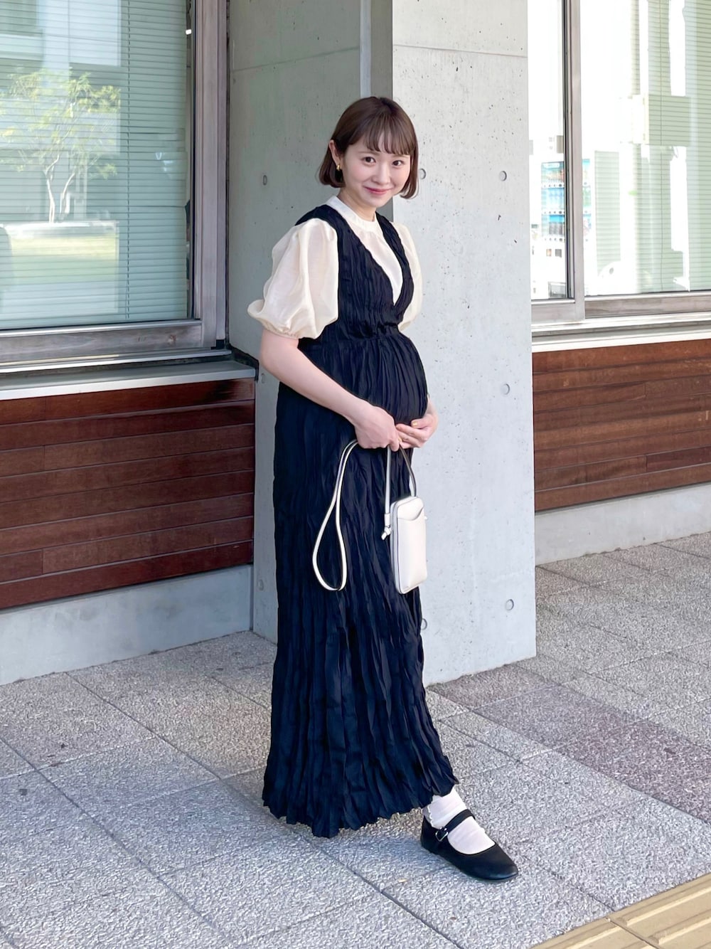 「ロングワンピース、モノトーン、モノトーンコーデ、カンフーシューズ、マタニティ、マタニティコーデ、初夏コーデ、春、今日のコスメと服、妊婦コーデ、妊娠8ヶ月、韓国ファッション、休日スタイル、ボリューム袖、お出かけコーデ日記」｜「w closetのしわ加工バックリボンカシュクールワンピース（ワンピース、ブラック系）」を使った、ちょこびさん（骨格ウェーブ・レディース・154cm）の春コーディネートの1枚目の写真