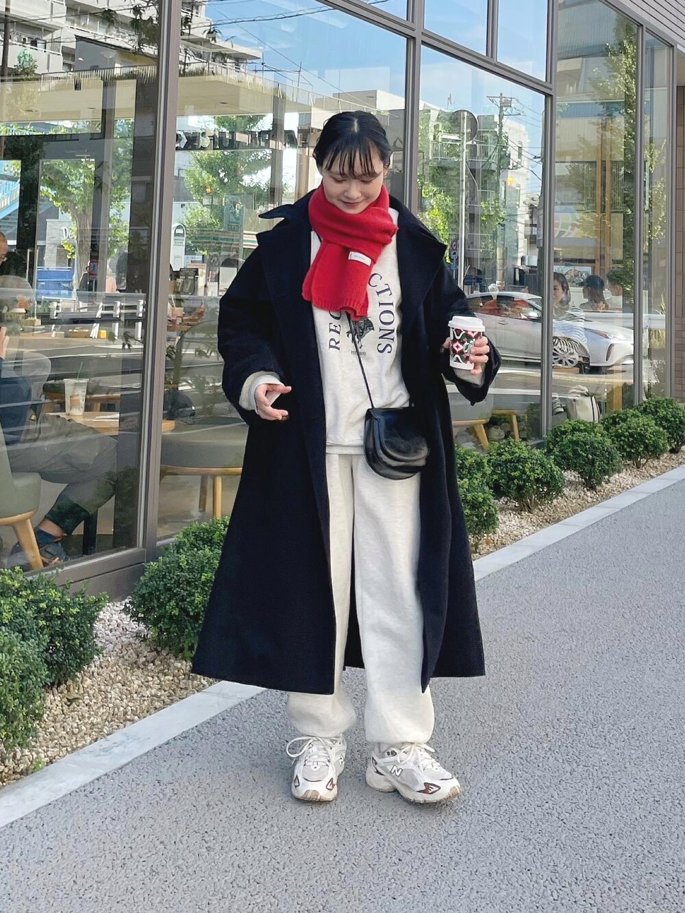 「ファッションを楽しもう、今日のコスメと服、トレンチコート、スタンドカラー、マフラー、マフラーぐるぐる、低身長、ママコーデ、ママファッション、ちょこび、休日コーデ、スウエットパンツ、ロゴスウェット、スニーカーコーデ、冬コーデ」｜「Chillfarのアーチロゴスウェット（スウェット、ベージュ系）」を使った、ちょこびさん（骨格ウェーブ・レディース・154cm）の秋コーディネートの1枚目の写真