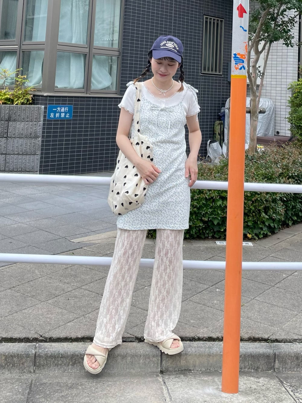 「レイヤードスタイル、プチプラ、夏コーデ、キャミワンピース、キャミサロペット、花柄、トートバッグ、サンダルコーデ」｜「WCのリトルフラワーワッフルキャミワンピース（ワンピース、ホワイト系）」を使った、ちょこびさん（骨格ウェーブ・レディース・154cm）の夏コーディネートの1枚目の写真