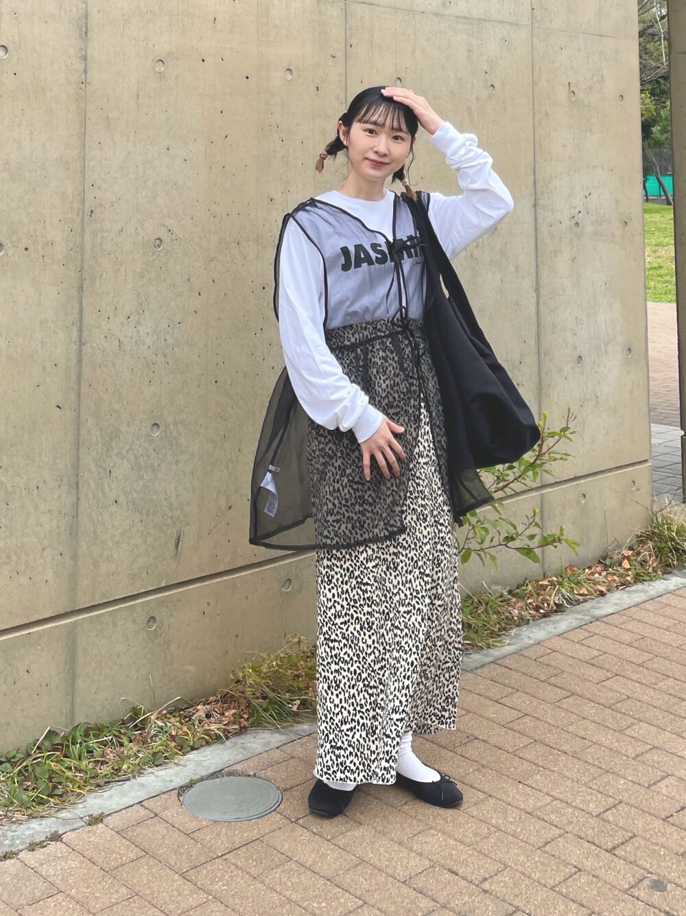 「春のNewスタイル、シアートップス、シアー、オーガンジー、レオパード、モノトーンコーデ、ロゴT、春服コーデ、おでかけコーデ、きれいめカジュアル、ちょこび、大人可愛い、はるコーデ、ママコーデ、レイヤードスタイル」｜「WCのレオパードロングスカート（スカート、ベージュ系）」を使った、ちょこびさん（骨格ウェーブ・レディース・154cm）の春コーディネートの1枚目の写真