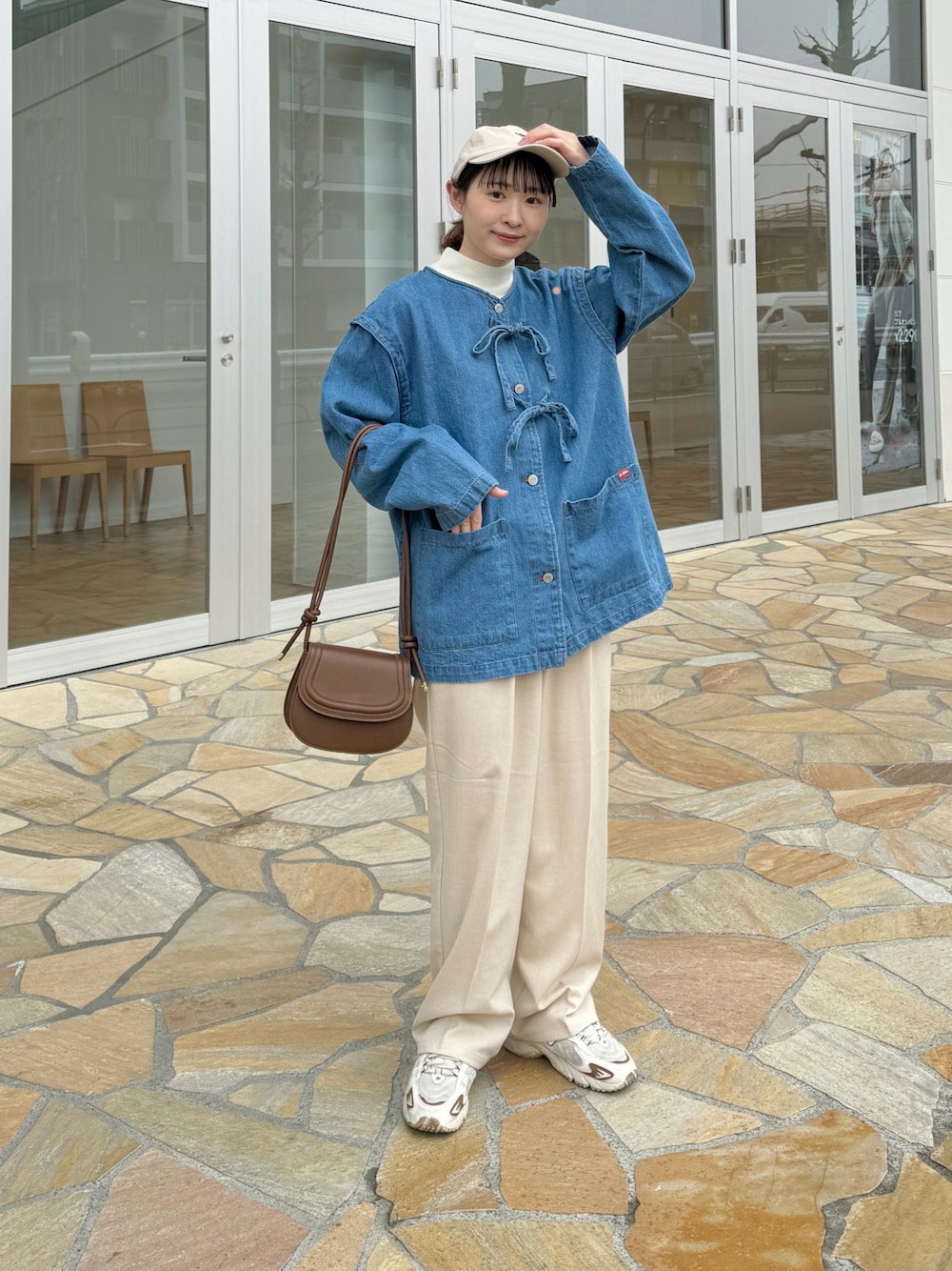「白パンツ、デニム、デニムジャケット、カジュアルコーデ、春ファッション、今日のコスメと服、ママコーデ、リボン、キャップ、大人可愛い、ママファッション」｜「Javaの《JaVa ジャバコラボ》甘さを加えた大人カジュアルアウター。綿100%ドッキング風リボンデニムジャケット（デニムジャケット、ブルー系）」を使った、ちょこびさん（骨格ウェーブ・レディース・154cm）の春コーディネートの1枚目の写真