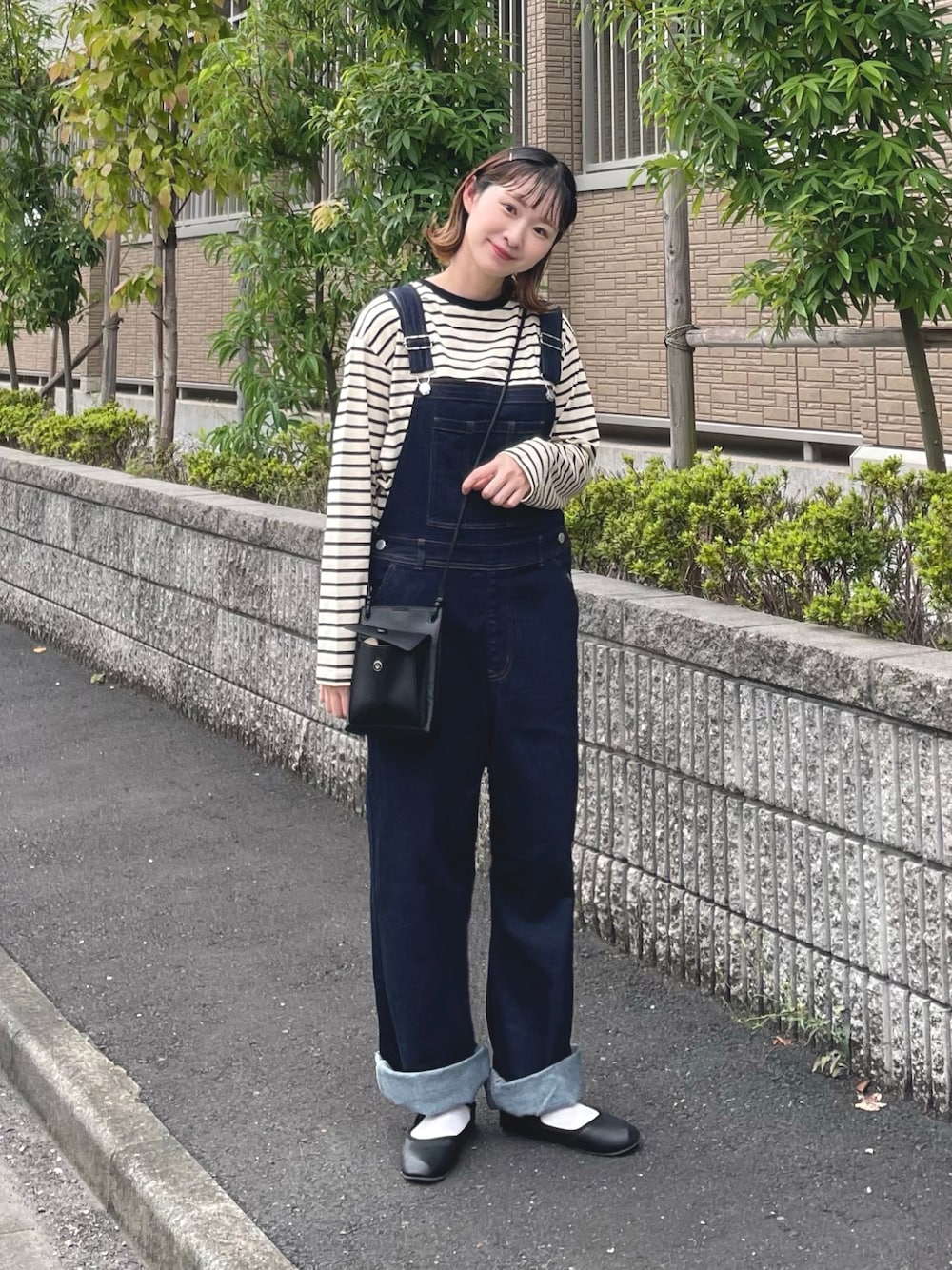 「秋服コーデ、お出かけコーデ、オーバーオール、サロペット、無印良品、ボーダー、今日のコスメと服、PR、お散歩コーデ、着回しコーデ、休日スタイル、ママコーデ、低身長コーデ、秋服、秋服まるっと大公開」｜「THREEのTHREE ワイズアイズパースペクティヴ マスカラ（マスカラ、レッド系）」を使った、ちょこびさん（骨格ウェーブ・レディース・154cm）の秋コーディネートの1枚目の写真