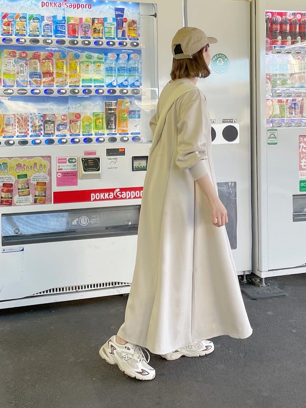 「秋服まるっと大公開、秋服準備はじめました、秋コーデ、オトナカジュアル、ロングワンピース、キャップコーデ、スニーカーコーデ、低身長女子、お出かけコーデ、低身長、スウエットワンピ、ママコーデ、産後、ニューバランス、ファッションを楽しもう」｜「GeeRAの前後2WAYハーフジップワンピース（ワンピース、ホワイト系）」を使った、ちょこびさん（骨格ウェーブ・レディース・154cm）の秋コーディネートの1枚目の写真