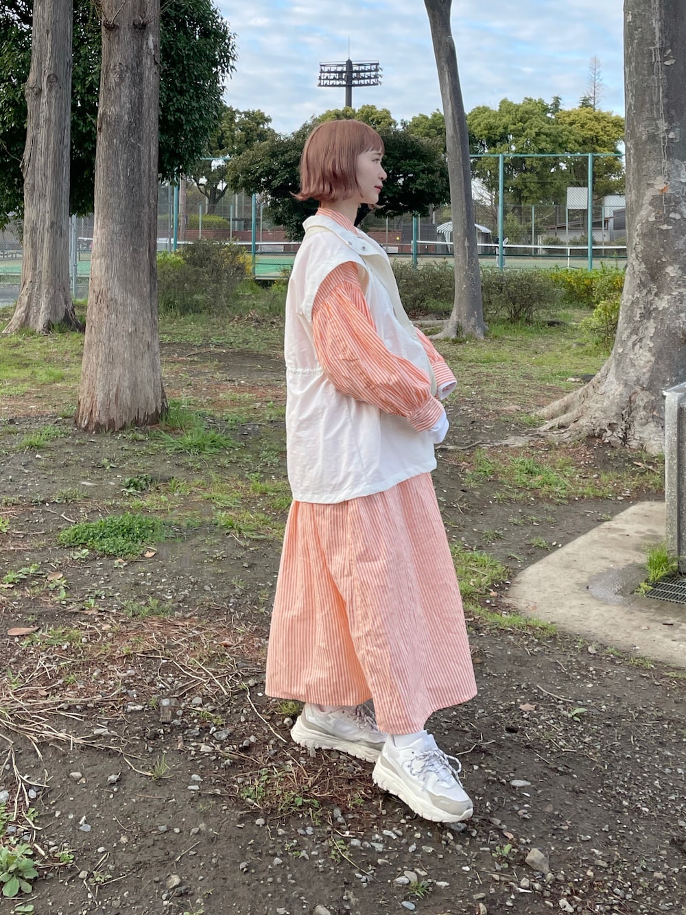 「春服、春コーデ、ストライプシャツ、ストライプ、シャツワンピ、ロングワンピース、低身長、マタニティ、マタニティコーデ、妊婦コーデ、オレンジ、春アウター、ベスト、ちょこび、カラーコーデ」｜「ANGIEのインドボイル ボリュームスリーブシャツワンピース（シャツワンピース、オレンジ系）」を使った、ちょこびさん（骨格ウェーブ・レディース・154cm）の春コーディネートの1枚目の写真