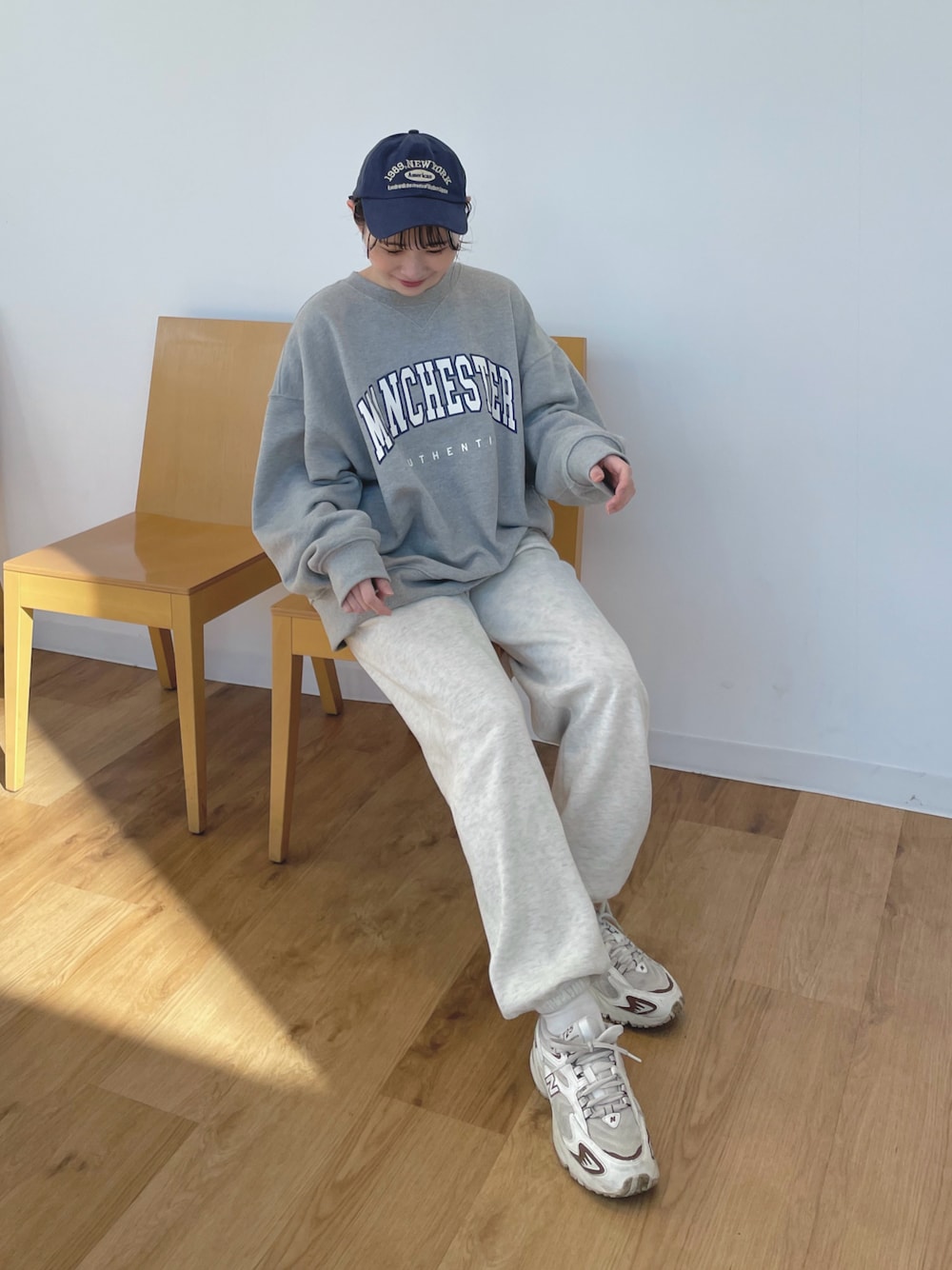 「ロゴスウェット、似合うラボに行こう、スウェットパンツ、スニーカーコーデ、着回しコーデ、春服コーデ、キャップ、キャップコーデ、ちょこび、ママコーデ、ボリューム袖、春服みてみて、ラフコーデ、ちょっとそこまで、スウェット」｜「DISCOATの【WEB限定】ヘヴィウェイトカレッジロゴビッグスウェット（スウェット、グレー系）」を使った、ちょこびさん（骨格ウェーブ・レディース・154cm）の冬コーディネートの1枚目の写真