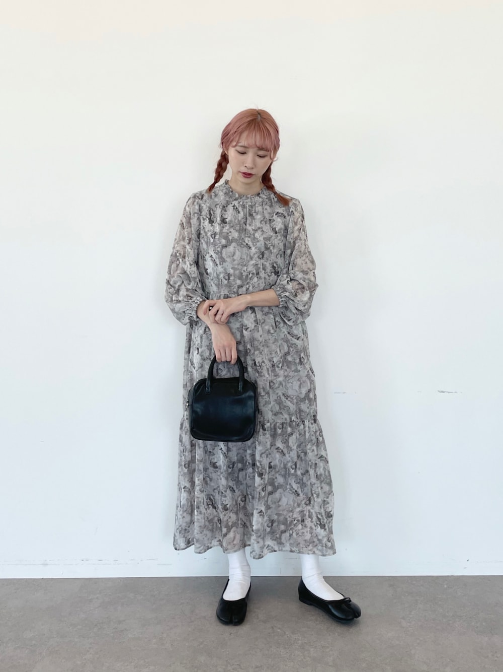 「ワンピース、柄ワンピース、足袋バレエ、バレエシューズ、モノトーン、今日のコーデ、低身長女子、秋コーデ、ボストンバッグ、秋冬コーデ、おでかけ、デート、プチプラコーデ、ロングワンピース、ワンピーススタイル」｜「SLURRのストーン柄ティアードフレアハイネックワンピース（ワンピース、グレー系）」を使った、ちょこびさん（レディース・154cm）の秋コーディネートの1枚目の写真