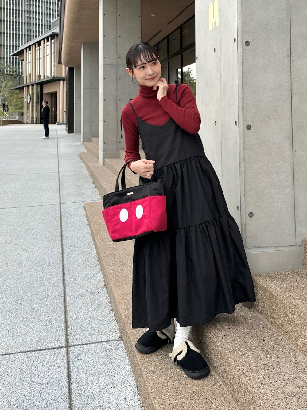 「日常に魔法を、ディズニーコーデ、PR、キャミワンピ、タートルネック、ロングワンピース、ママコーデ、秋のコーデ、秋冬コーデ、今日のコーデ、雨の日コーデ、ニットコーデ、ちょこび、お出かけコーデ、秋っぽコーデ更新中」｜「Ada.のティアード キャミワンピース（ワンピース、ブラック系）」を使った、ちょこびさん（骨格ウェーブ・レディース・154cm）の秋コーディネートの1枚目の写真