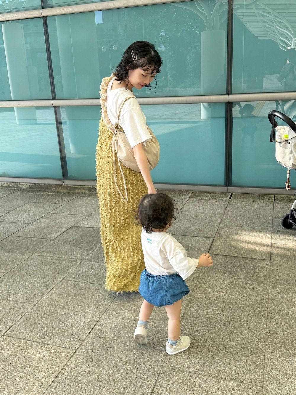 「秋っぽコーデ更新中、夏コーデ、ママコーデ、プチプラ、シャギー、フリンジ、キャミワンピ」｜「Amiurのcut fringe back open cami ops / カットフリンジバックオープンキャミワンピース（ワンピース、イエロー系）」を使った、ちょこびさん（骨格ウェーブ・レディース・154cm）の秋コーディネートの1枚目の写真