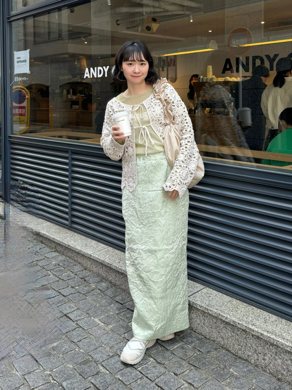 「最近のいい感じコーデ、グリーン、ママコーデ、ママファッション、クロシェ、クロシェ編み、春コーデ、春服、くすみカラー、くすみグリーン、お出かけコーデ、春ファッション」｜「LOWRYS FARMのクロシェ２ＷＡＹカーディガン　324470（カーディガン/ボレロ、ホワイト系）」を使った、ちょこびさん（レディース・154cm）の春コーディネートの1枚目の写真