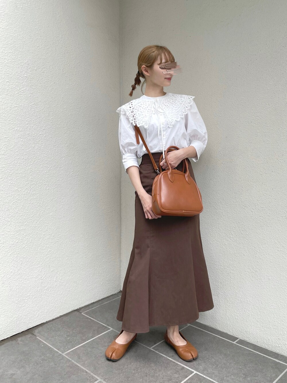 「マーメイドスカート、休日スタイル、ラフコーデ、タビシューズ、足袋バレエ、ボストンバッグ、スクエアバッグ、オトナ女子、低身長、ブラウス、フリルブラウス、お出かけコーデ、デート、ガーリーコーデ」｜「Chicoの刺繍レース付け襟5分袖2wayスタンドブラウス（シャツ/ブラウス、ホワイト系）」を使った、ちょこびさん（レディース・154cm）の夏コーディネートの1枚目の写真