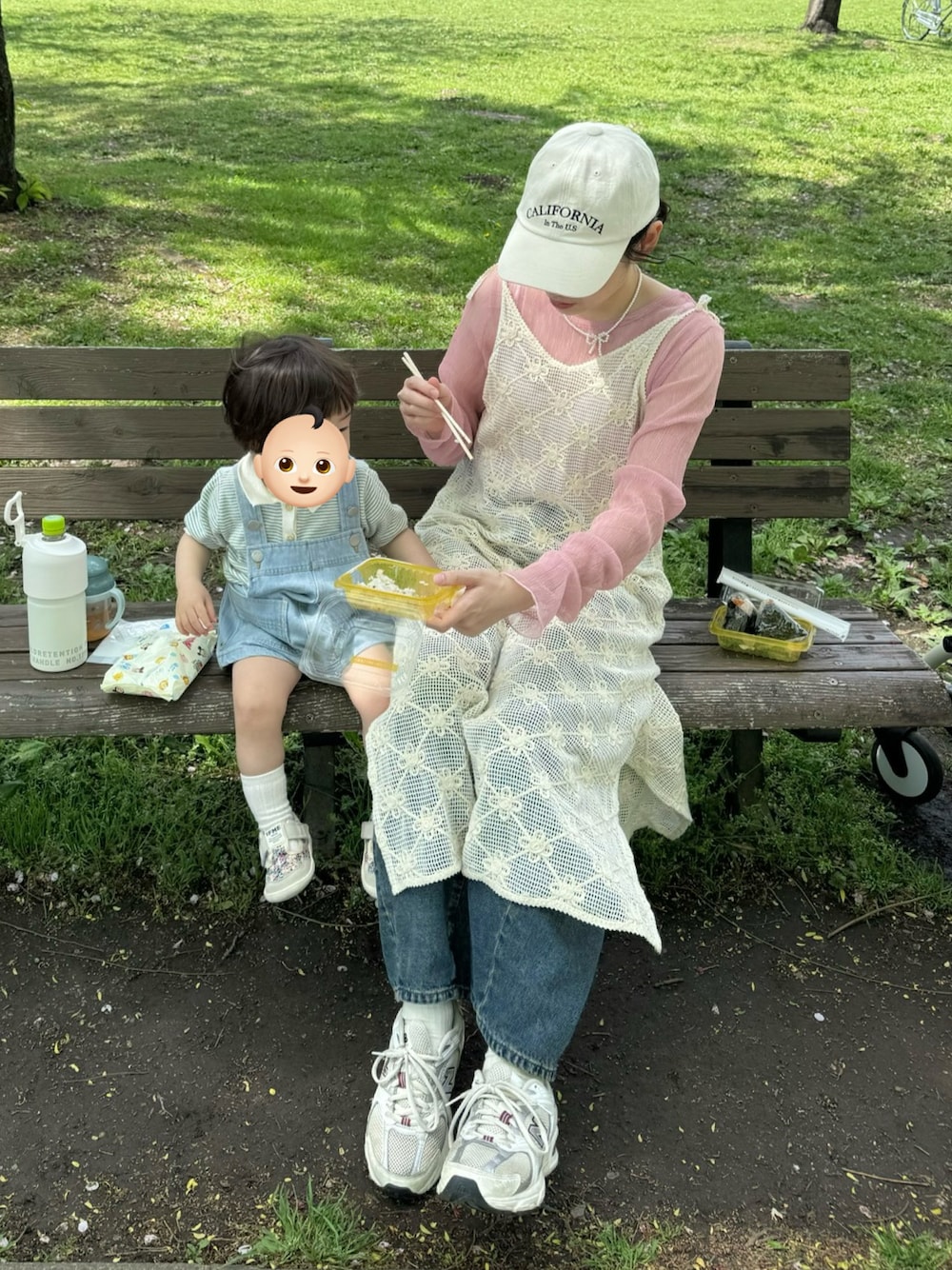 「親子コーデ、公園、ママコーデ、ママファッション、キャミワンピ、キャップ、レースキャミソール、春、春服コーデ、今日のコーデ」｜「Kastaneの【4色展開】ランダムチュールメローTEE（Tシャツ/カットソー、ピンク系）」を使った、ちょこびさん（レディース・154cm）の春コーディネートの1枚目の写真