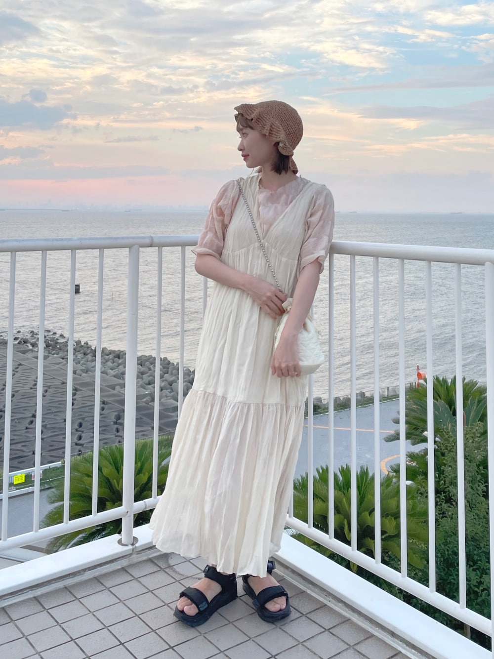「ワッシャー、ロングワンピース、サンダル、お出かけコーデ、海、低身長女子、ちょこび、シアートップス、夏コーデ」｜「Kastaneの【WEB限定/サイズ展開あり】ワッシャーシフォン無地ワンピース（ワンピース、ホワイト系）」を使った、ちょこびさん（レディース・154cm）の夏コーディネートの1枚目の写真