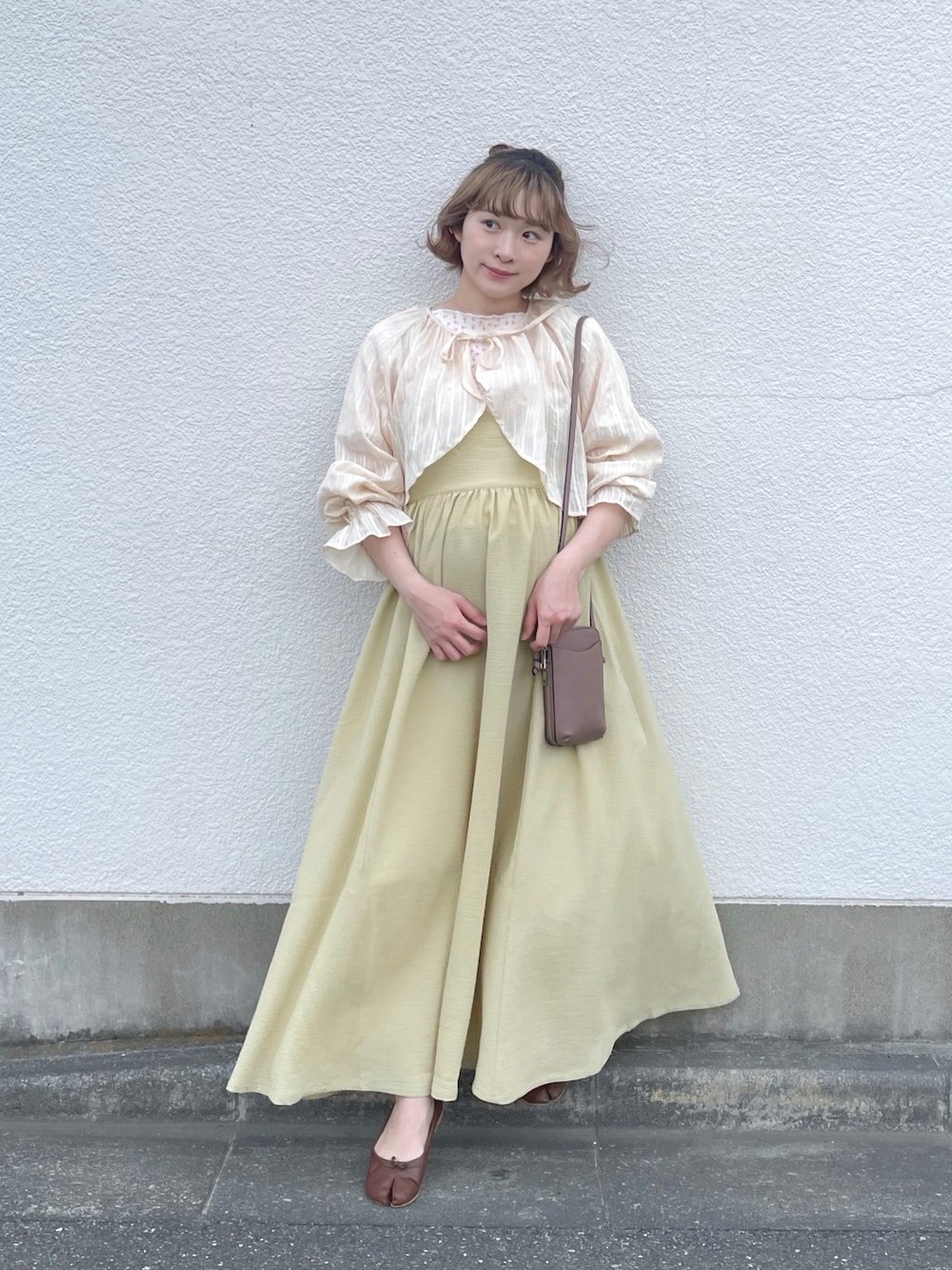 「ポコポコ、ロングワンピース、キャミワンピ、マタニティ、マタニティコーデ、カーディガン、妊娠９ヶ月、妊婦コーデ、休日コーデ、ちょこび、淡色コーデ、カラーコーデ、低身長、ジャガード、夏のコスメと服」｜「Alley by w closetの【セットアップ対応/Alley】ワッフル小花プリントショートプルオーバー（Tシャツ/カットソー、ホワイト系）」を使った、ちょこびさん（骨格ウェーブ・レディース・154cm）の春コーディネートの1枚目の写真
