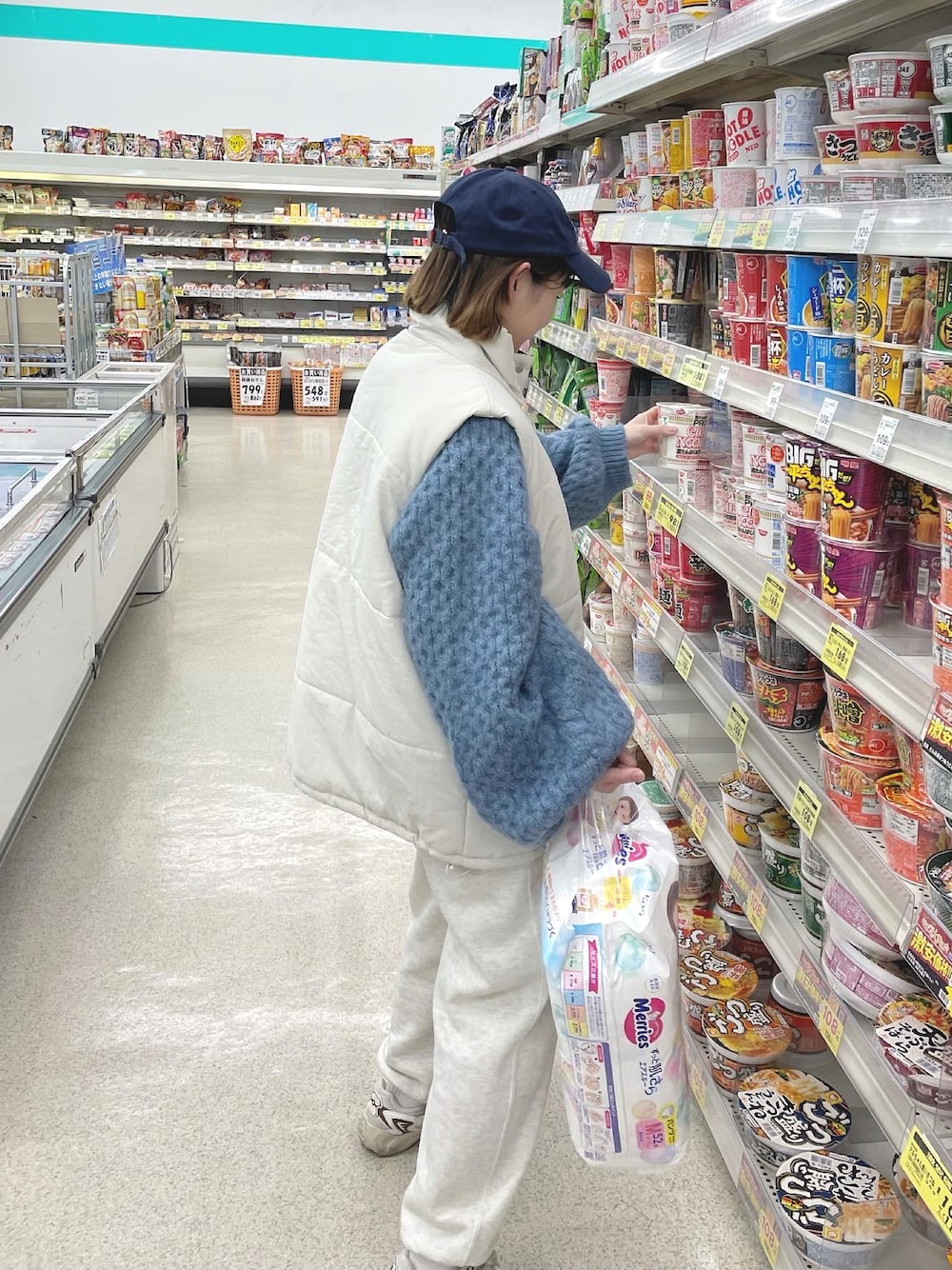 「ボリューム袖、ダウンベスト、キャップ、ざっくりニット、ケーブルニット、スウェットパンツ、ママコーデ、ちょこび、パンツコーデ、あったかコーデ、休日スタイル、冬服、カラー×コーデ、ブルー、ゆったりコーデ」｜「select MOCA by sonのオーバーサイズハニカムニット（ニット/セーター、ブルー系）」を使った、ちょこびさん（骨格ウェーブ・レディース・154cm）の冬コーディネートの1枚目の写真