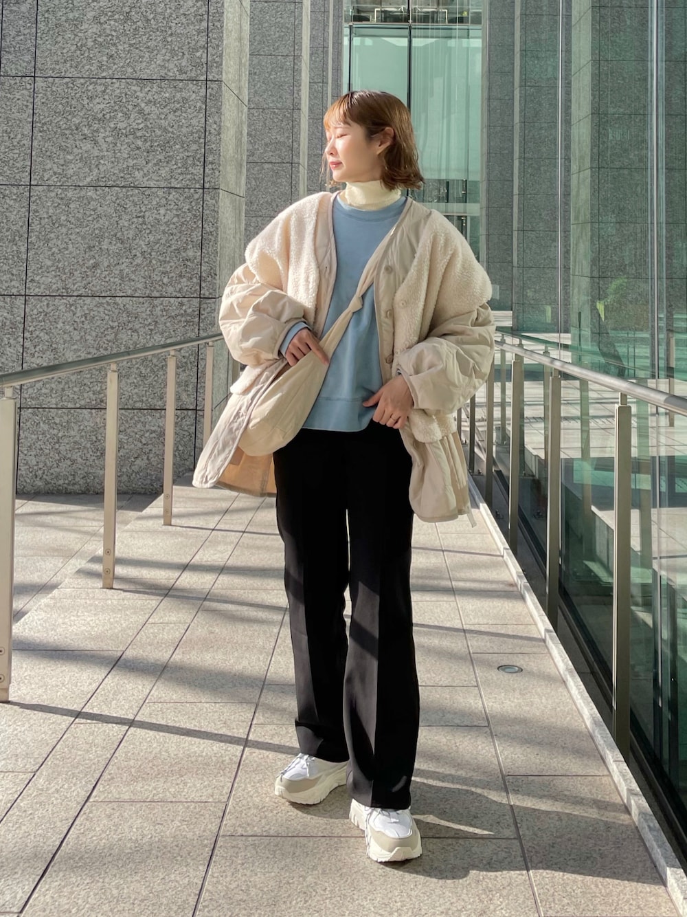 「お出かけコーデ、冬コーデ、UNIQLO、UNIQLOコーデ、ユニクロ、ユニクロコーデ、白スニーカー、ボアジャケット、パンツスタイル、キルティングジャケット、ちょこび、低身長コーデ、冬アウター、厚底シューズ、スウェット」｜「w closetの【マルチウェイ】中綿キルティングVネックジャケット（ミリタリージャケット、ホワイト系）」を使った、ちょこびさん（骨格ウェーブ・レディース・154cm）の冬コーディネートの1枚目の写真