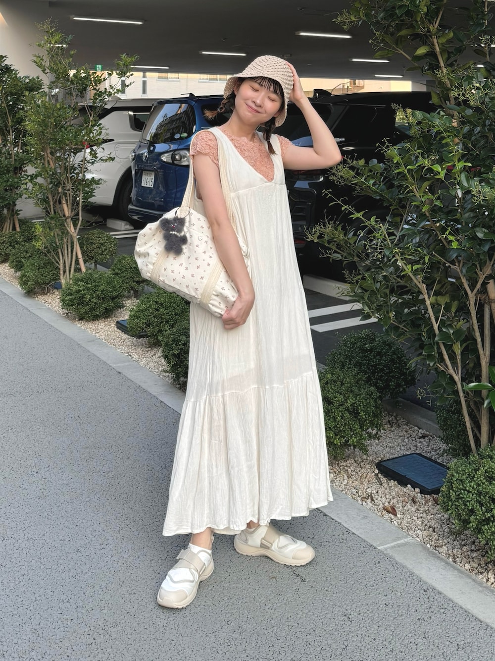 「ロングワンピース、ワンピース、ポコポコ、チューリップハット、ママコーデ、韓国ファッション、低身長、ボストンバッグ、休日コーデ、夏服、楽チンコーデ、ちょこび、帽子、スリコ、3coins」｜「mysticの【4色展開】シャーリングＴ（シャツ/ブラウス、ピンク系）」を使った、ちょこびさん（骨格ウェーブ・レディース・154cm）の夏コーディネートの1枚目の写真